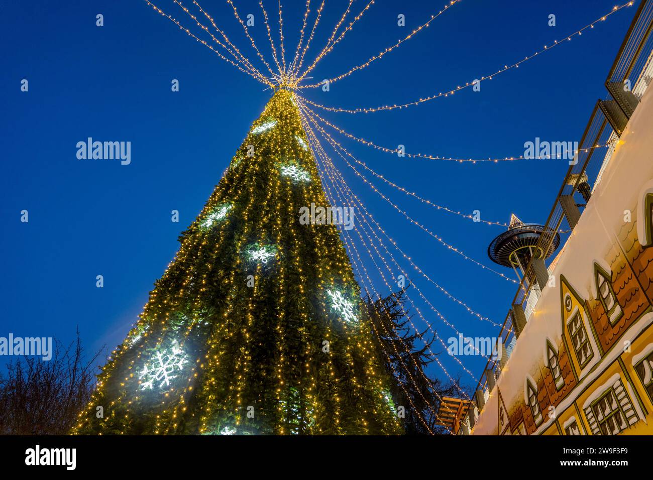 Seattle Weihnachtsmarkt Szene mit dem Weihnachtsbaum vor dem Alpen Haus (beheizter Innenbereich) und der Space Needle im Seattle Center in S Stockfoto Seattle Weihnachtsmarkt Szene mit dem Weihnachtsbaum vor dem Alpen Haus (beheizter Innenbereich) und der Space Needle im Seattle Center in S Stockfoto