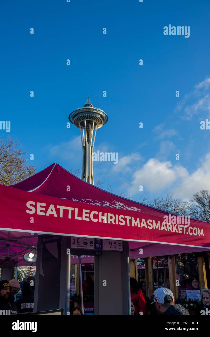 Der Seattle Christmas Market und die Space Needle im Seattle Center in Seattle, Washington State, USA. Stockfoto