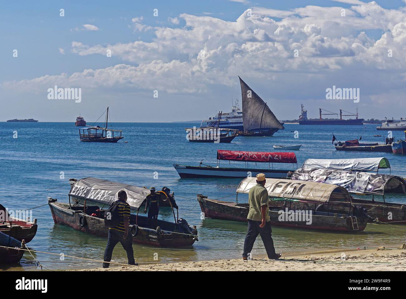 Sansibar, Tansania - 18. Juli 2017: Alte Holzboote am Strand auf Sansibar Insel Afrika reisen. Stockfoto