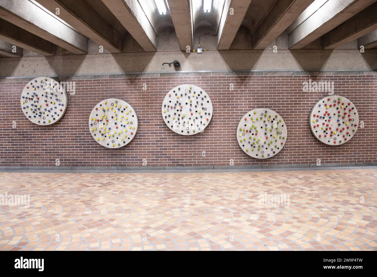 Betonkreise an der U-Bahn-Station Pie-IX in Montreal, Quebec, Kanada Stockfoto