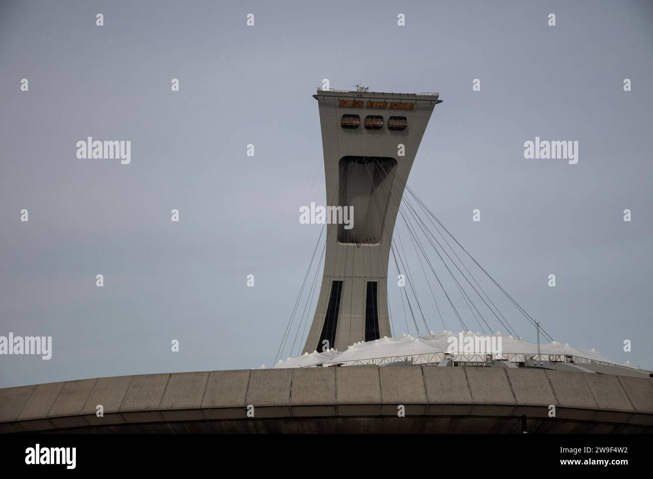 Turm und einziehbares Dach im Olympiastadion in Montreal, Quebec, Kanada Stockfoto