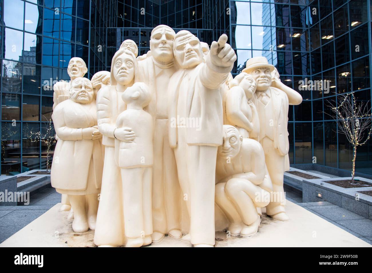 Beleuchtete Menschenmassen-Skulptur am McGill College in der Innenstadt von Montreal, Quebec, Kanada Stockfoto