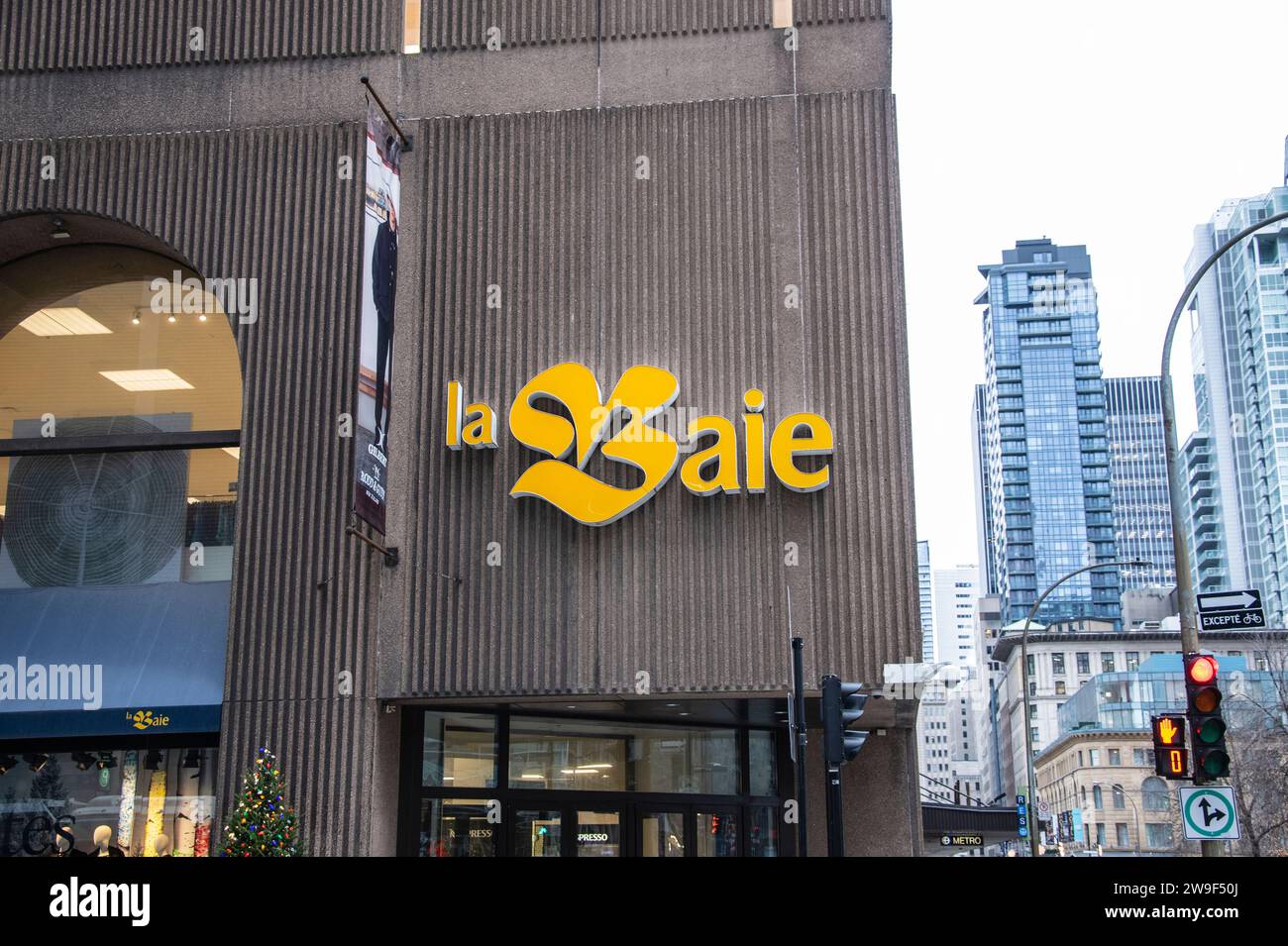 Das Bay-Schild in französischer Sprache in Downtown Montreal, Quebec, Kanada Stockfoto
