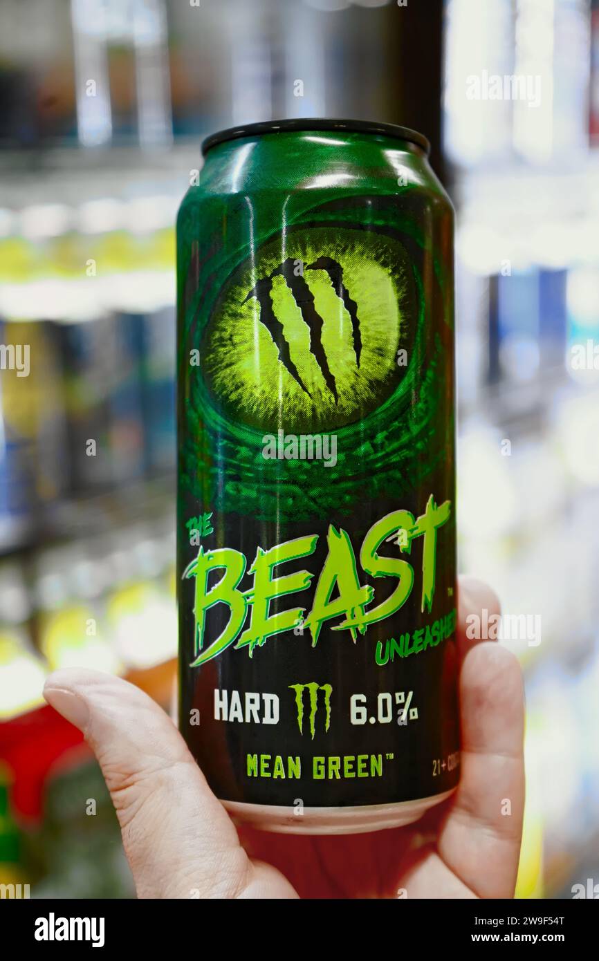 Honolulu, HI - 24. Dezember 2023: Monster Beast Unleashed Mean Green Flavor 6% Alkohol harter Seltzer Energy Drink Dose in der Hand bei Supermark Stockfoto