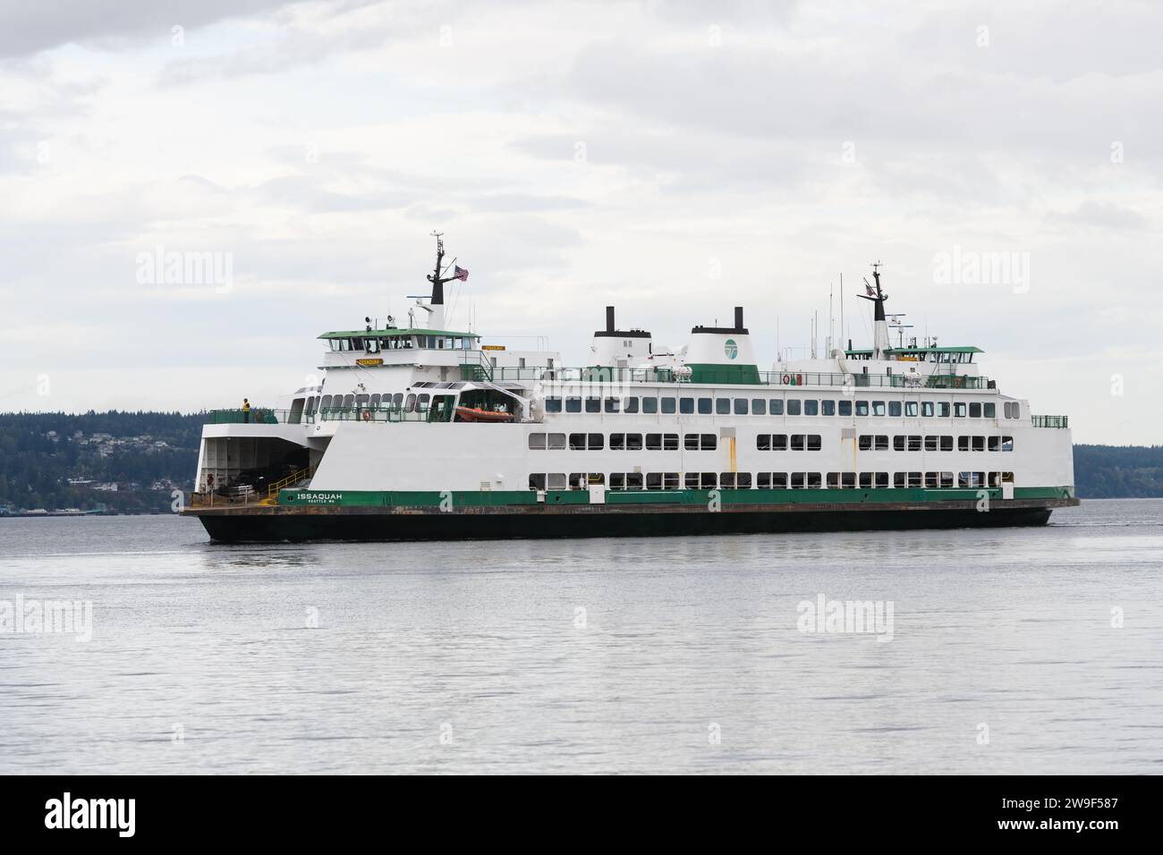 Mukilteo, WA, USA - 26. September 2023; Washington State Ferry MV Issaquah überquert ruhiges Wasser Stockfoto