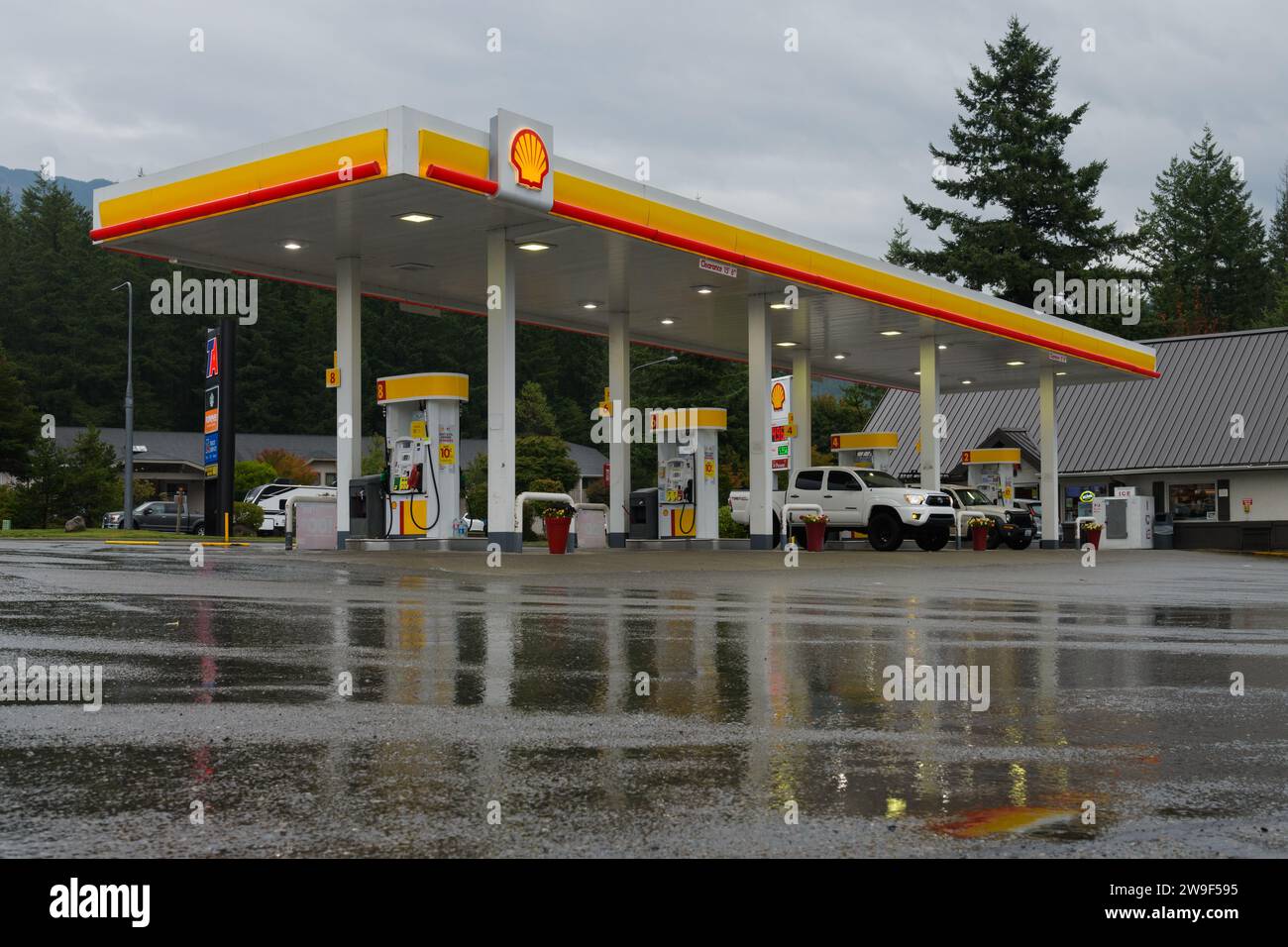 North Bend, WA, USA - 25. September 2023; Shell-Tankstelle im Regen mit Markise und Beschilderung Stockfoto