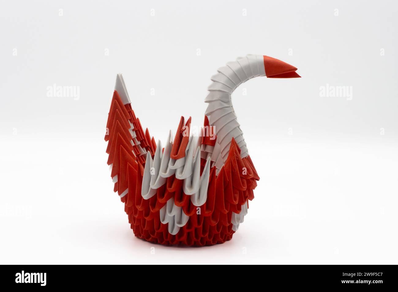 Weißer und roter Origami-Schwan Stockfoto