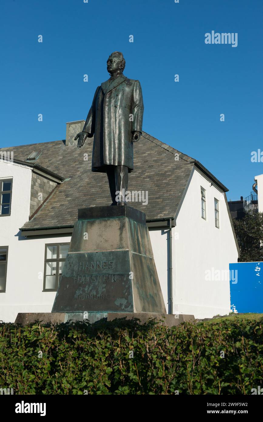 Die Statue von Hannes Hafstein wurde 1904 zum isländischen Staatsminister ernannt. Hafstein war der erste Isländer, der den Posten innehatte. Stockfoto