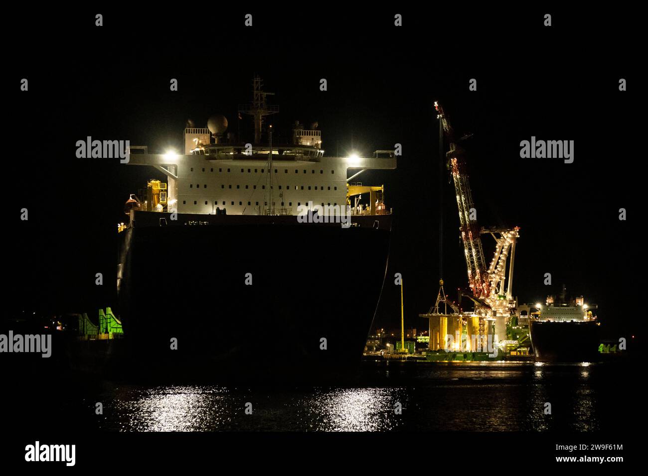 Schwerlastschiff GPO Grace liefert Komponenten für Offshore-Windmühlen nach Halifax, Nova Scotia, zur Installation vor der Küste der Vereinigten Staaten. Stockfoto