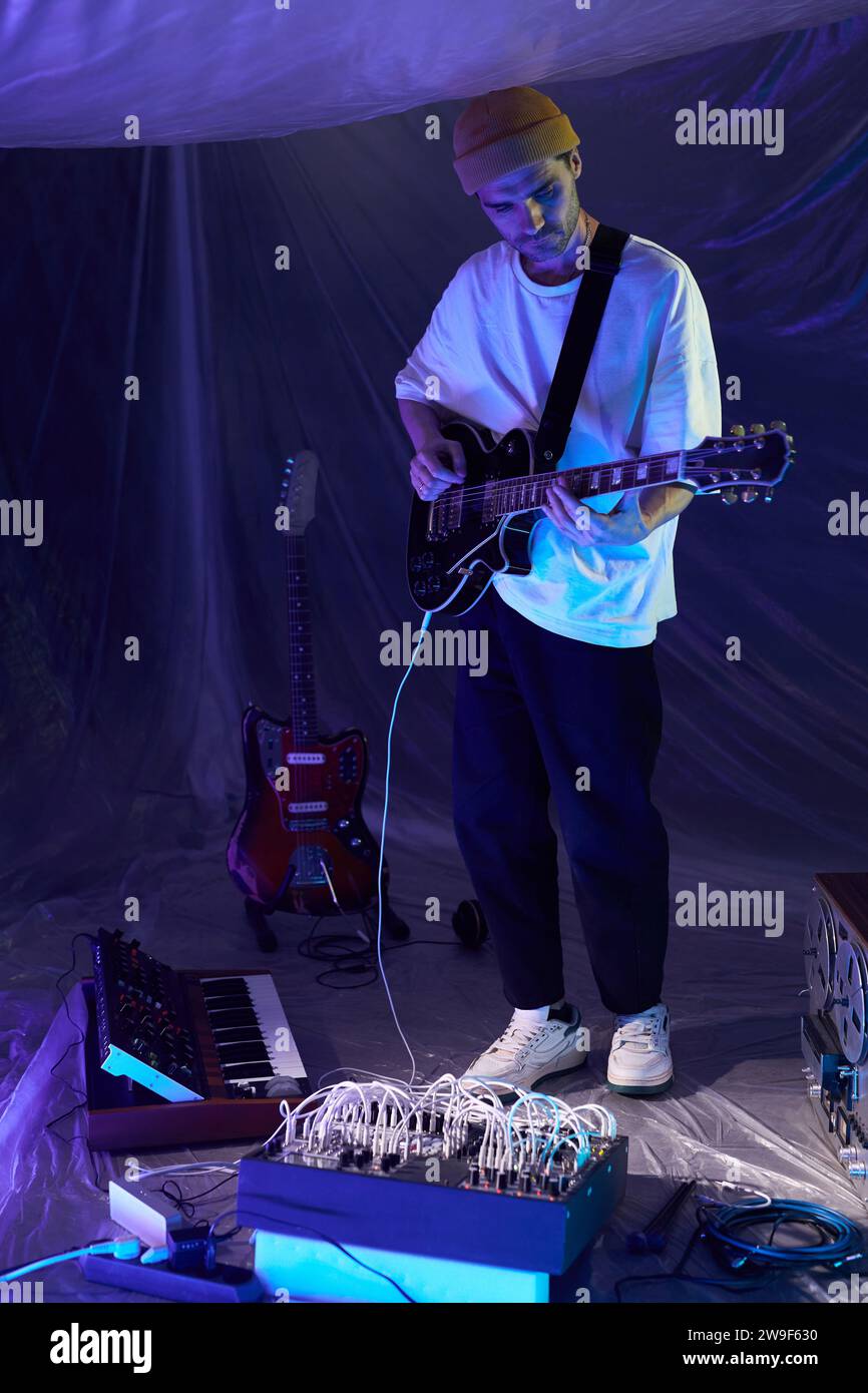 Composer für die Aufnahme von Gitarrenteilen mit tragbaren Geräten Stockfoto