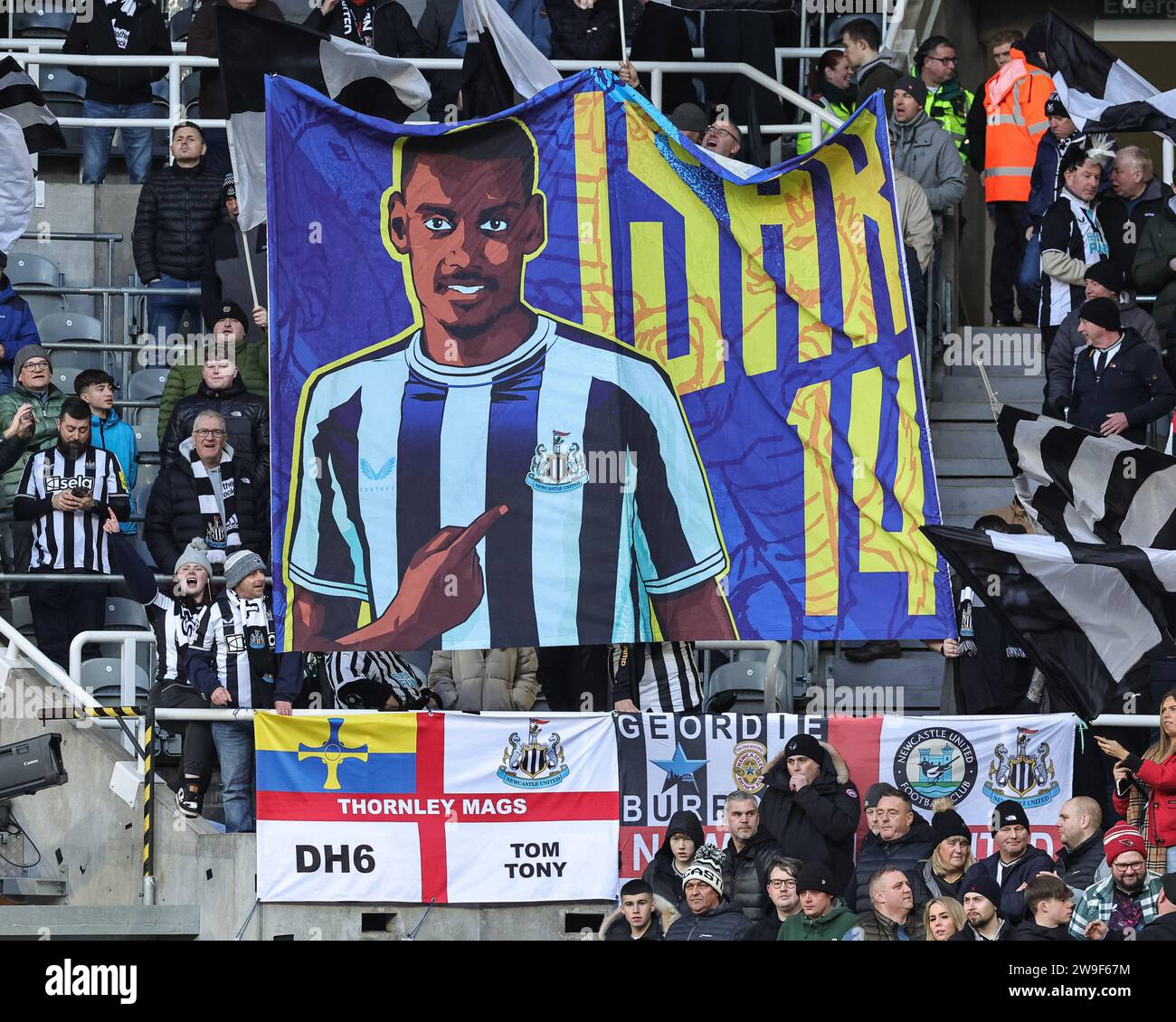Newcastle-Fans halten ein Alexander Isak of Newcastle United-Banner während des Premier League-Spiels Newcastle United gegen Nottingham Forest in St. James's Park, Newcastle, Großbritannien, 26. Dezember 2023 (Foto: Mark Cosgrove/News Images) Stockfoto