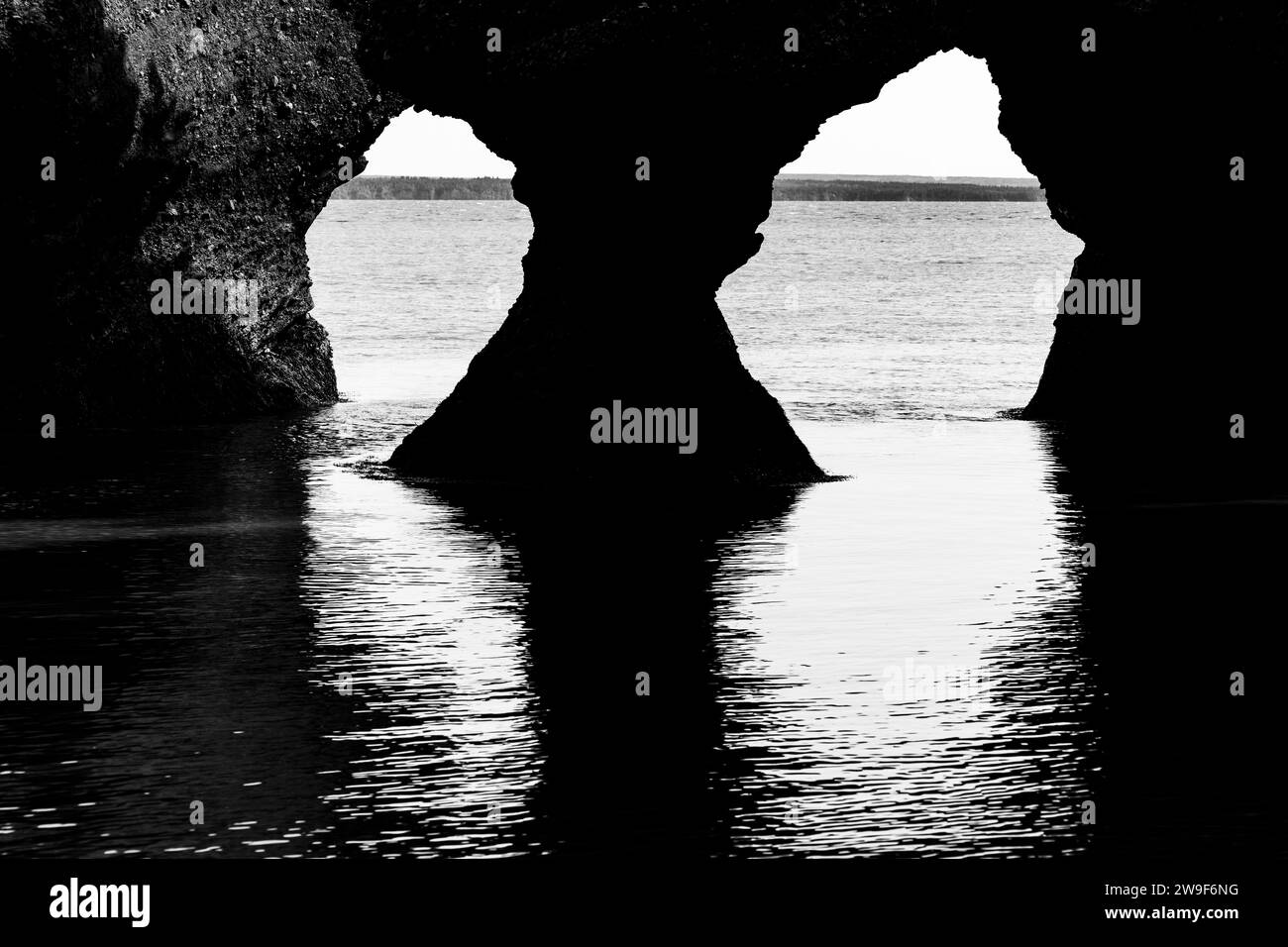 Steinbögen, die Touristen bei Ebbe im Hopewell Rocks Provincial Park in New Brunswick, Kanada, erkunden können. Stockfoto