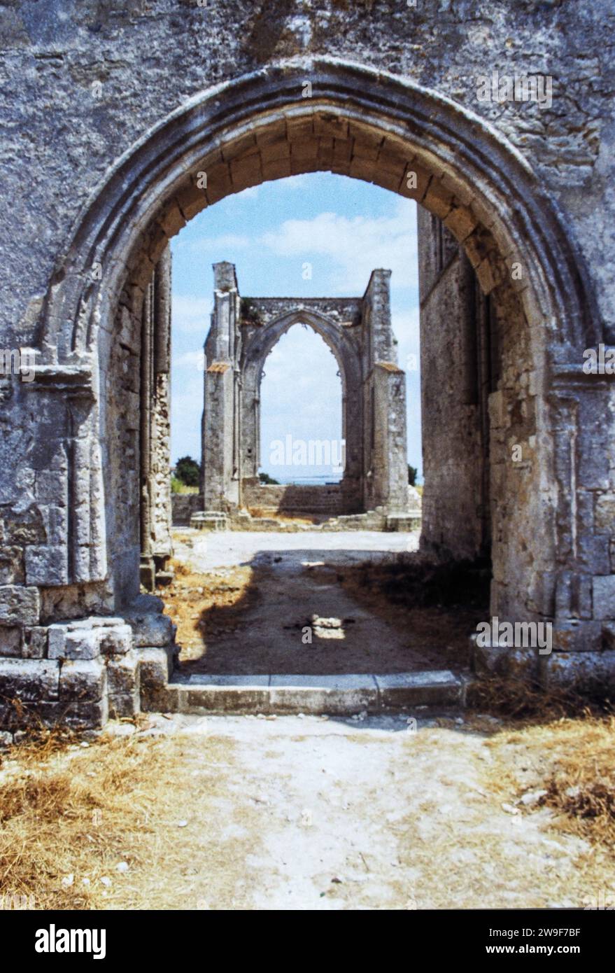 Île de Ré, Frankreich. Die Abtei Notre-Dame-de-Ré, genannt Les Chateliers, 12. Jahrhundert. Chor, Ruinen. Blick von der Westfassade. Stockfoto