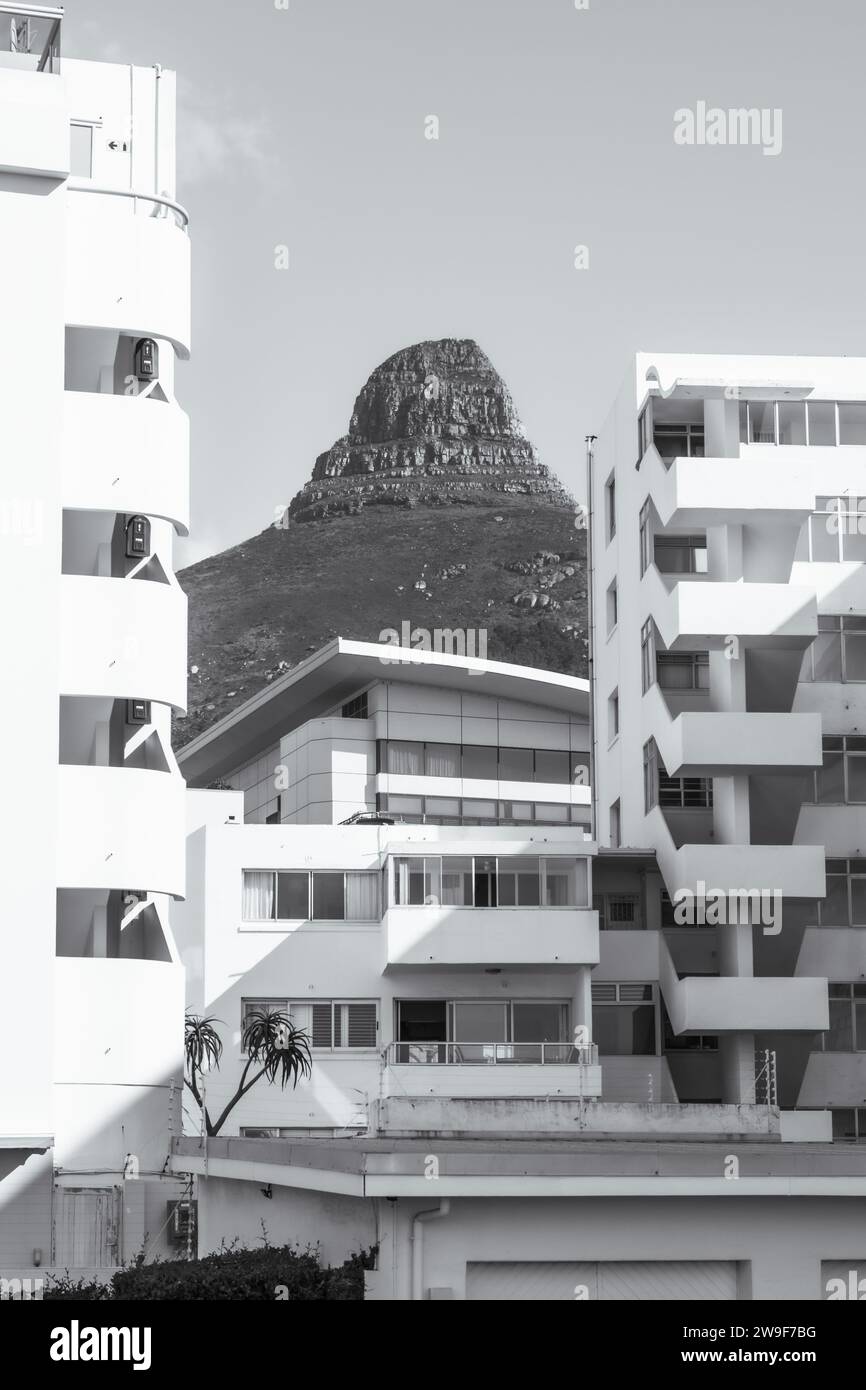 Schwarzweiß-Blick auf Lion's Head durch geometrische Häuser in Kapstadt, Südafrika Stockfoto