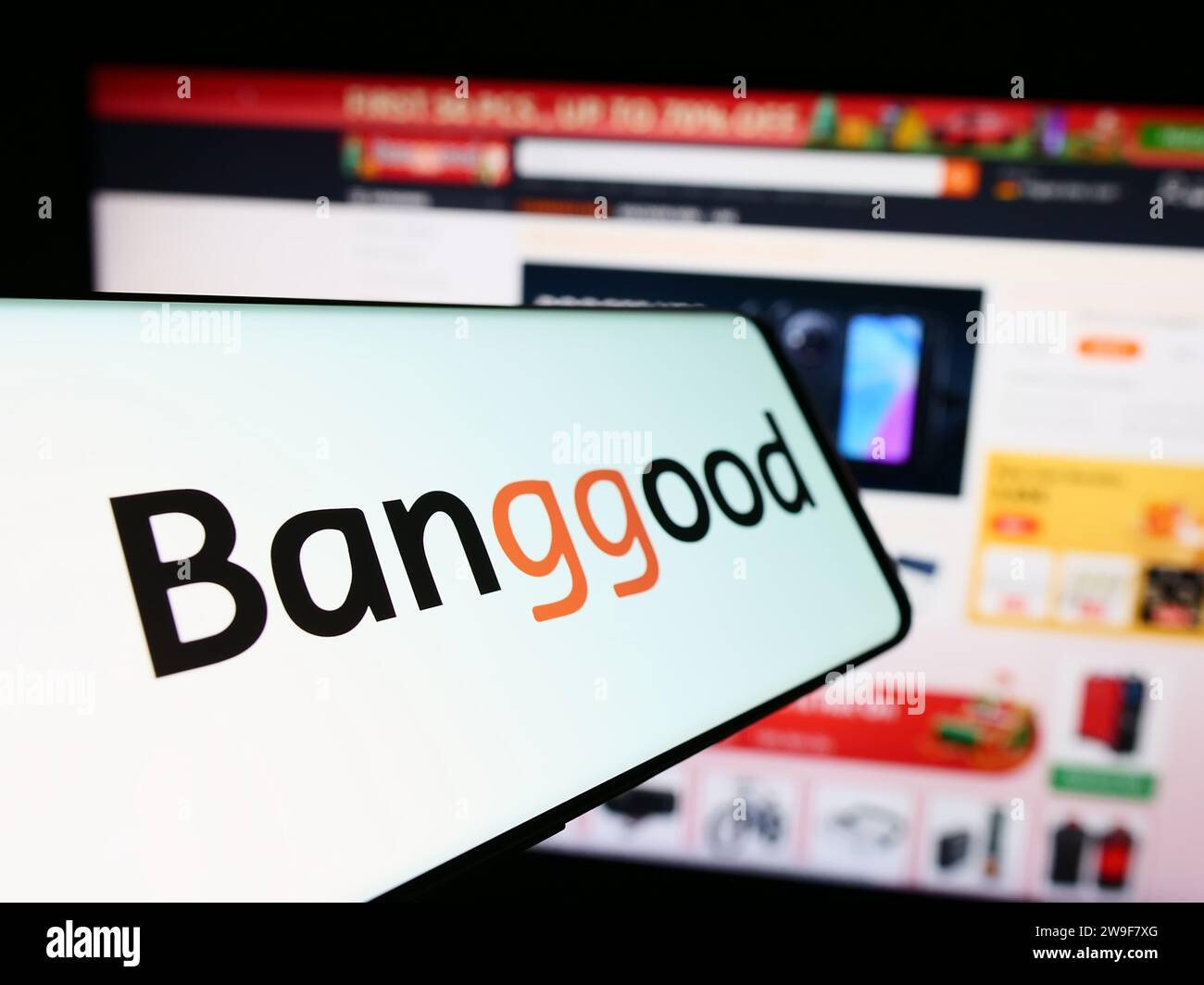 Handy mit Logo des chinesischen E-Commerce-Unternehmens Banggood Wholesale vor der Business-Website. Fokussieren Sie sich auf die linke Mitte des Telefondisplays. Stockfoto