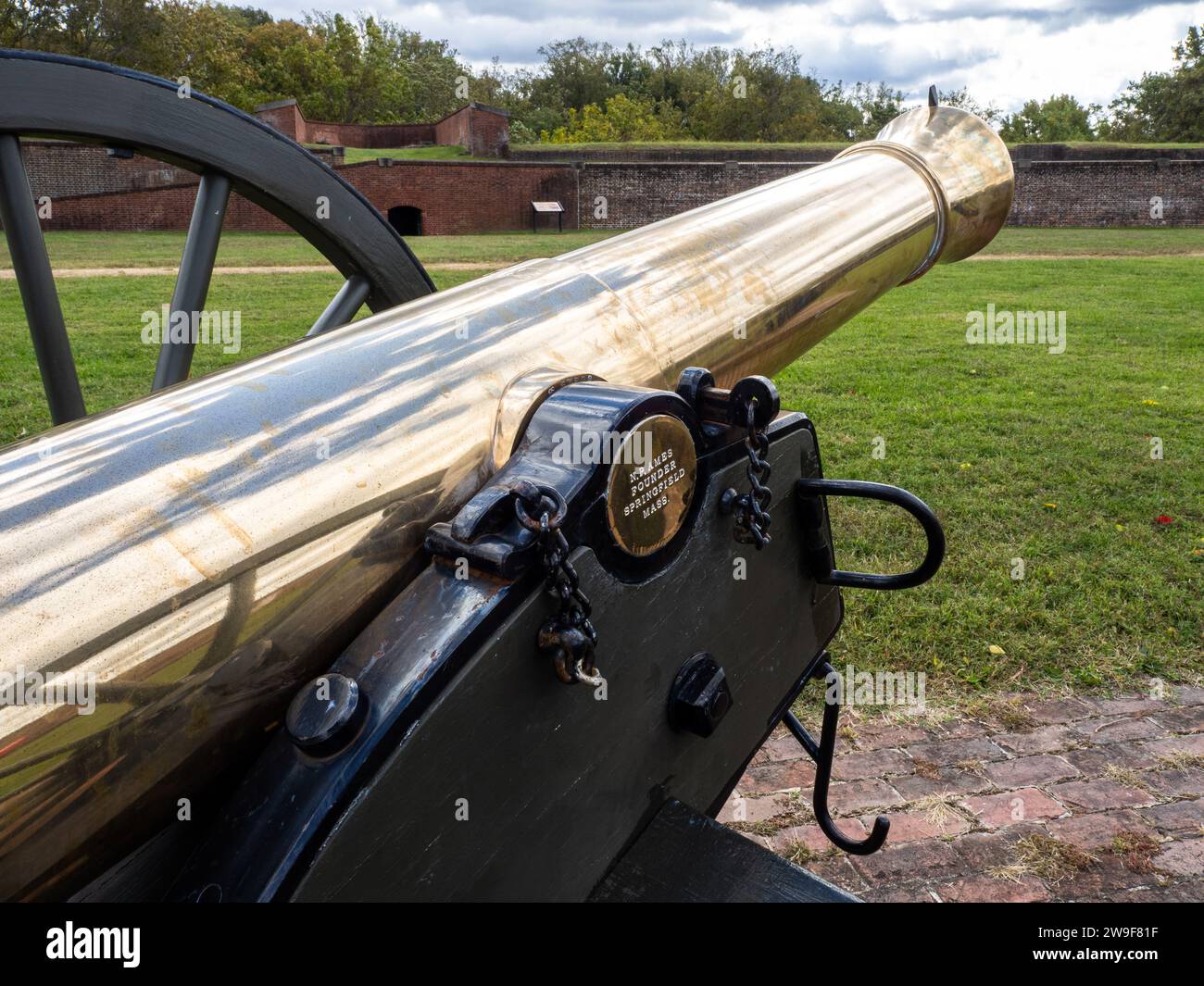 Eine in Springfield, Massachusetts hergestellte Bronzekanone der N.P. Ames Manufacturing Company, die in Fort Washington, Virginia, glänzt. Stockfoto