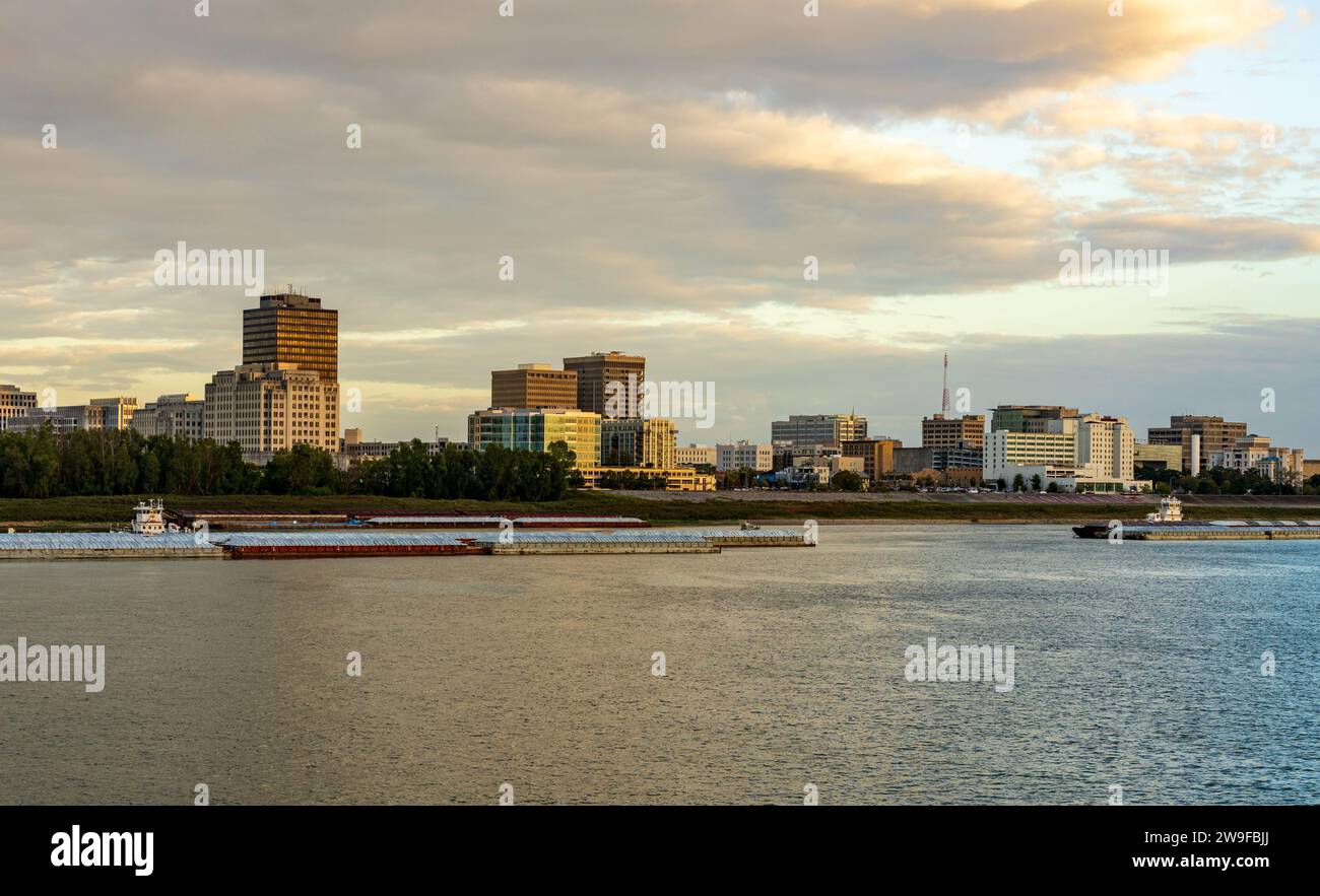 Sonnenuntergang über dem Fluss Lastkähne und Boote im Mississippi River bis zur Skyline von Baton Rouge, der Hauptstadt von Louisiana Stockfoto