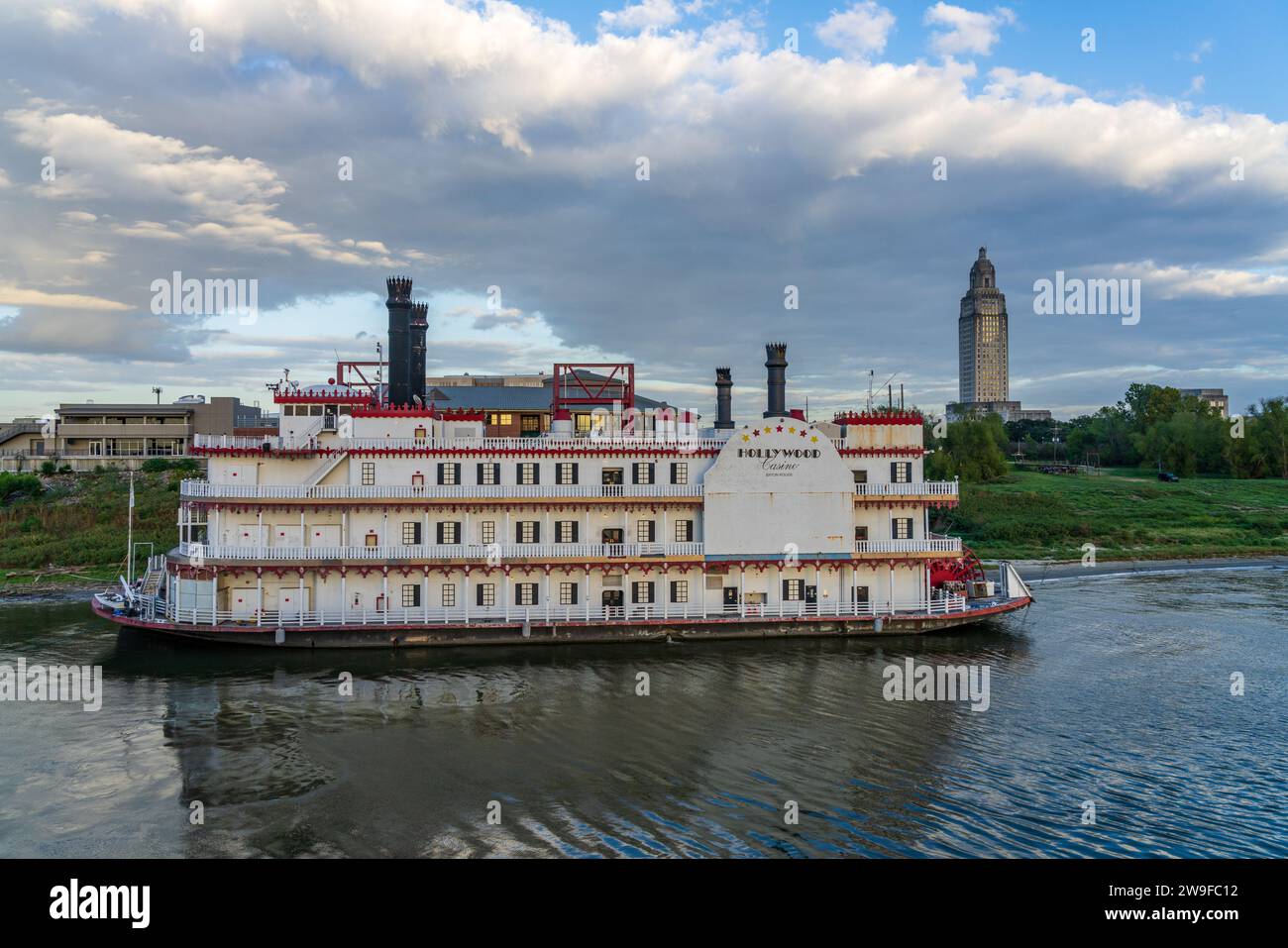 Baton Rouge, LA - 27. Oktober 2023: Bootstour auf dem Hollywood Casinoi-Fluss legte am Mississippi-Flussufer in Baton Rouge, Louisiana, an Stockfoto