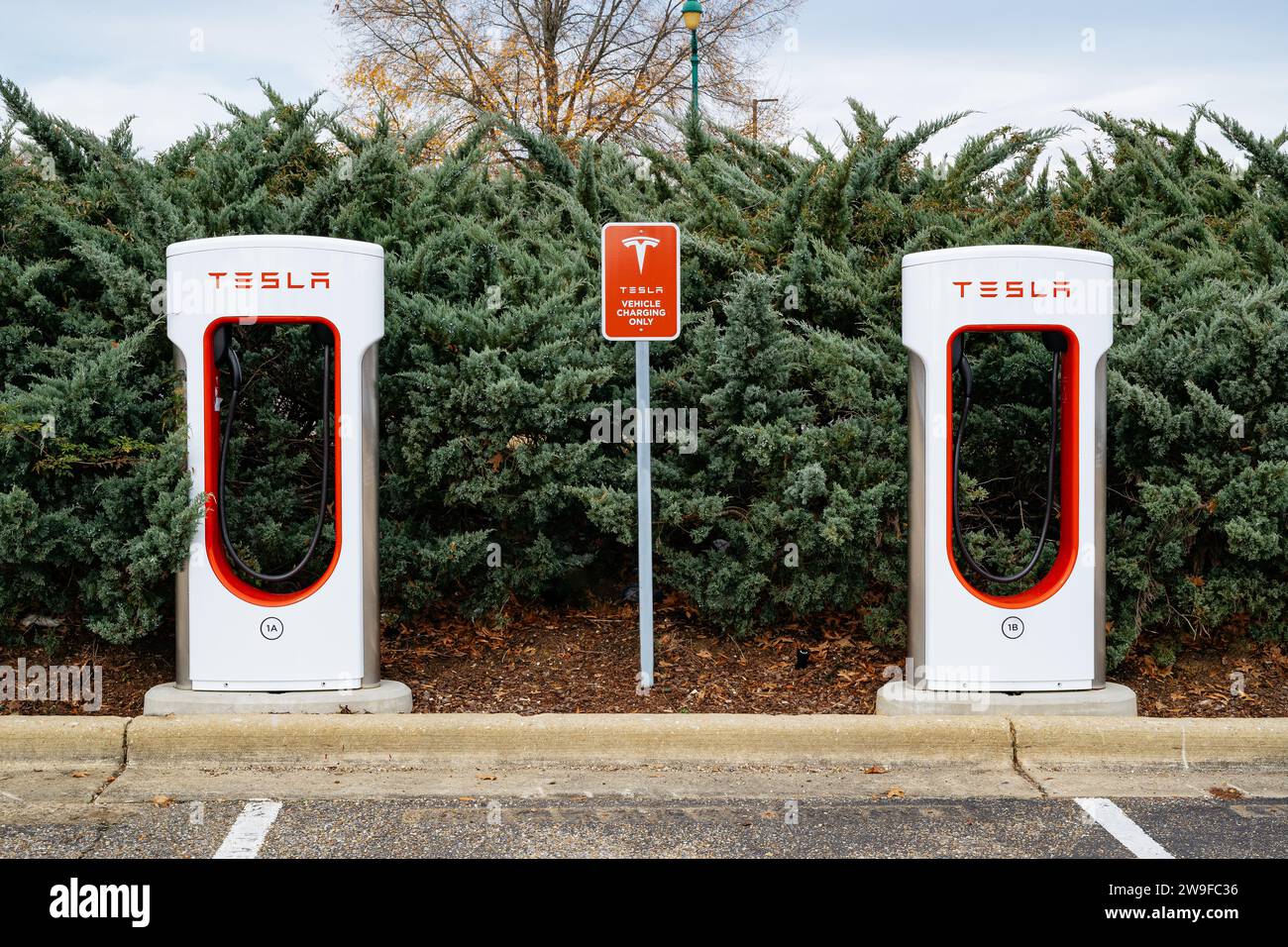 Tesla Elektroauto-Ladestationen für umweltfreundliche Autos auf einem Parkplatz in einem Einkaufszentrum in Montgomery Alabama, USA. Stockfoto