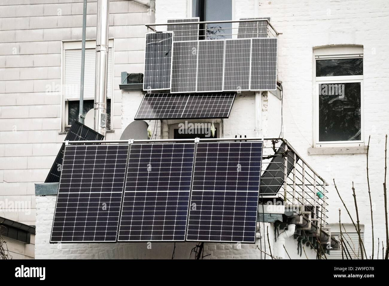 Balkonkraftwerk: Solarpaneele einer Photovoltaikanlage auf dem Balkon eines Wohnhauses in Aachen/Deutschland wandeln Solarenergie in Strom für den Hausgebrauch um. --- Balkonkraftwerk: Solarpanele einer Photovoltaikanlage am Balkon eines Mahrfamilienhauses in Aachen wandelt Sonnenenergie in elektrischem Strom für den Hausgebrauch um. Stockfoto