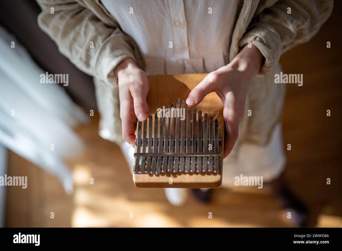 Improvisation am ethnischen Schlaginstrument Kalimba, Klangtherapie, Entspannung und Meditation Stockfoto