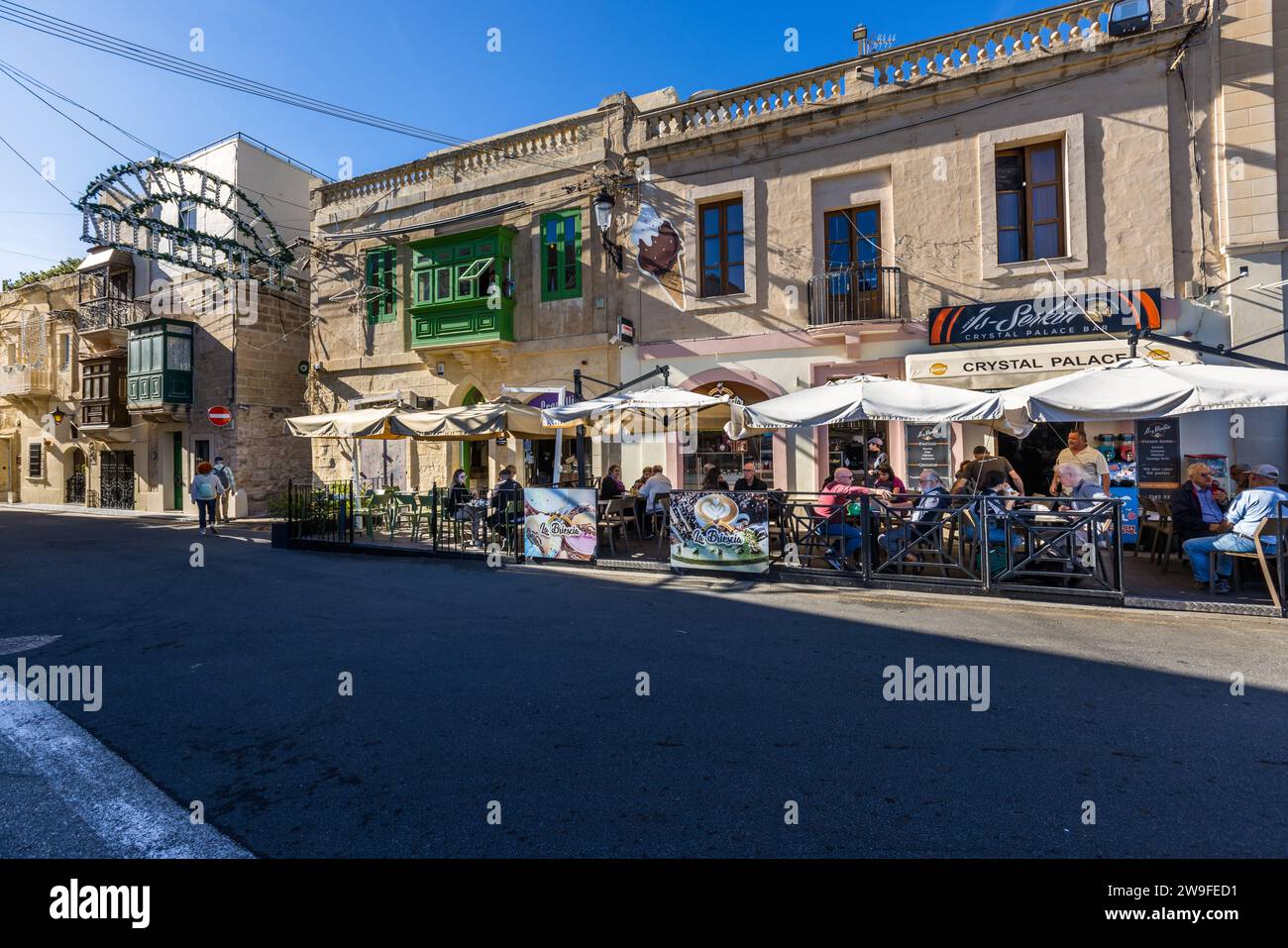 Pastizzi frisch aus dem Ofen in der IS-Serkin - Crystal Palace Bar in Rabat, Malta Stockfoto