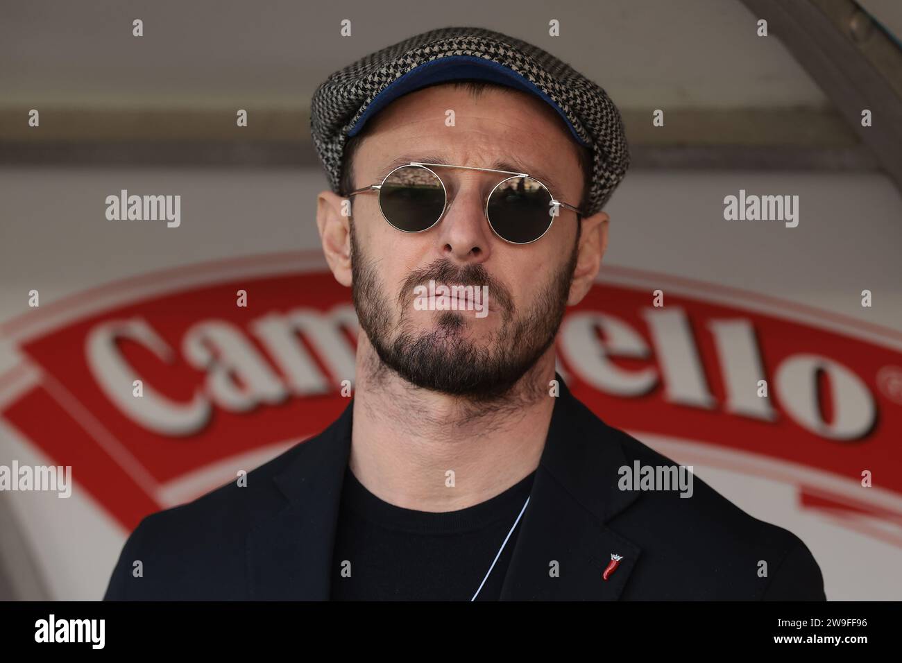 Turin, Italien. Dezember 2023. Der ehemalige Torino FC, Juventus und Palermo Spieler Federico Balzaretti Udinese Calcio, Leiter des Technikbereichs, sieht sich vor, um im Stadio Grande Torino in Turin das Spiel der Serie A zu starten. Der Bildnachweis sollte lauten: Jonathan Moscrop/Sportimage Credit: Sportimage Ltd/Alamy Live News Stockfoto