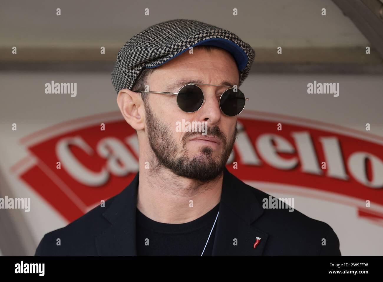 Turin, Italien. Dezember 2023. Der ehemalige Torino FC, Juventus und Palermo Spieler Federico Balzaretti Udinese Calcio, Leiter des Technikbereichs, sieht sich vor, um im Stadio Grande Torino in Turin das Spiel der Serie A zu starten. Der Bildnachweis sollte lauten: Jonathan Moscrop/Sportimage Credit: Sportimage Ltd/Alamy Live News Stockfoto