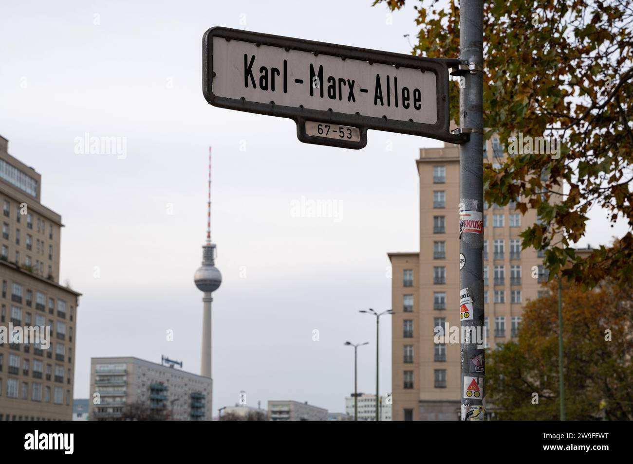 22.11.2023, Berlin, Deutschland, Europa - Straßenschild entlang der Karl-Marx-Allee (ehemals Stalinallee) am Strausberger Platz im ehemaligen Ostteil. Stockfoto