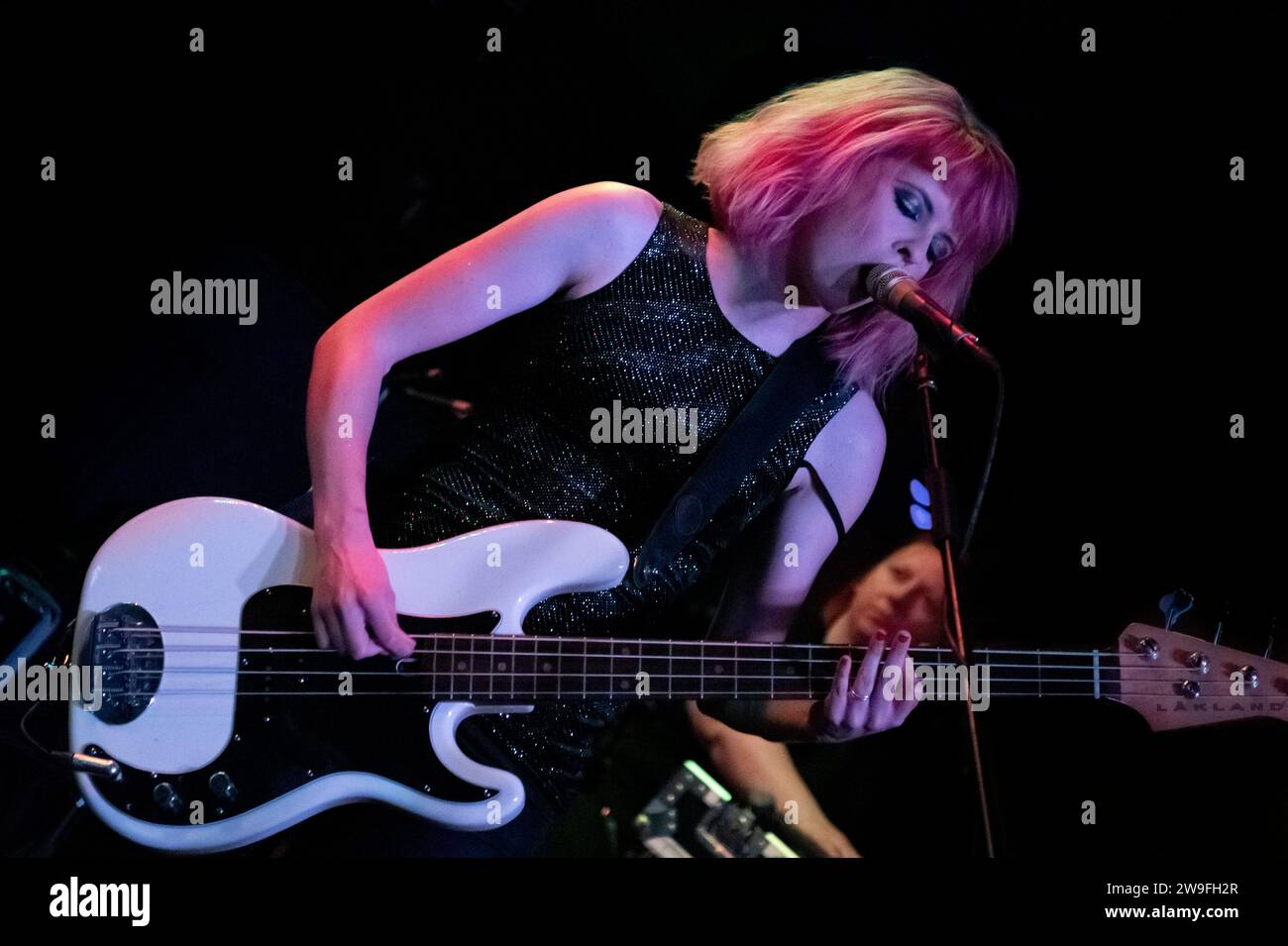 Charlotte Cooper, Bassist der U-Bahn, live auf der Bühne - Birmingham O2 Institute 3, 2015 Stockfoto