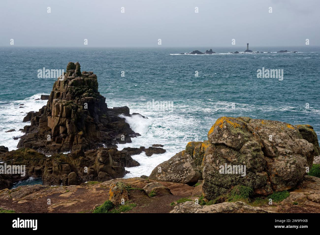 Armed Knight Rock and Longships Lighthouse, Land's End, Cornwall, Großbritannien Stockfoto
