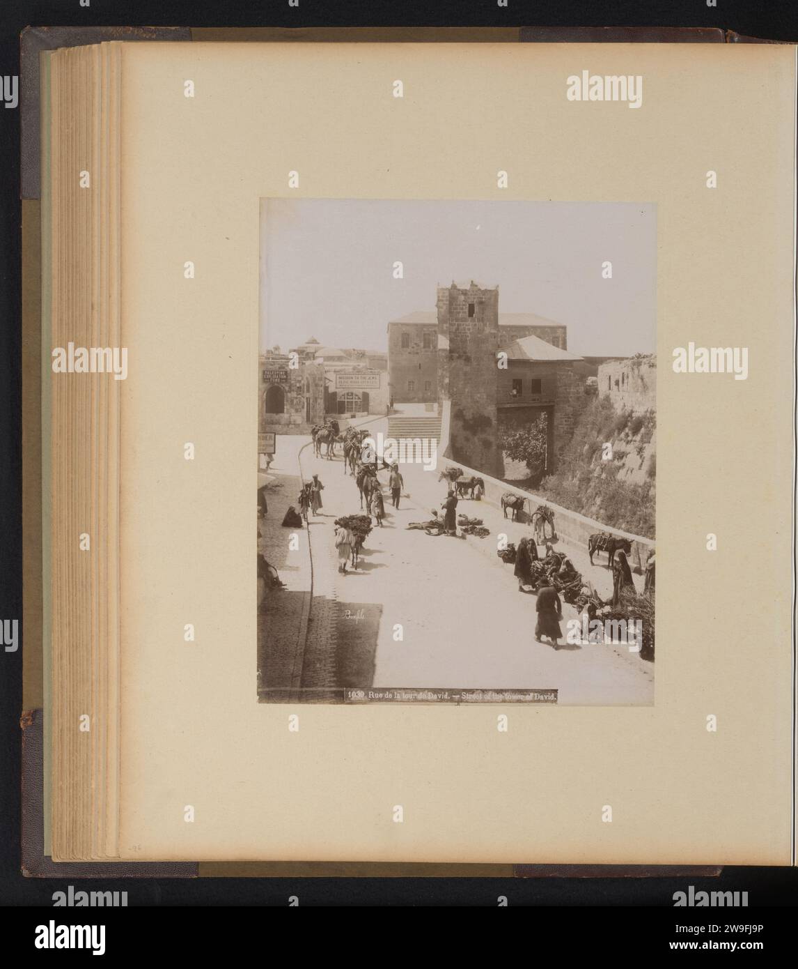 Straße in Jerusalem zum Phasaël-Turm, Félix Bonfils, 1867 - 1885 Foto dieses Foto ist Teil eines Albums. Jerusalem Papier Albumen drucken Straße. Türme  befestigte Stadt Phasael Stockfoto