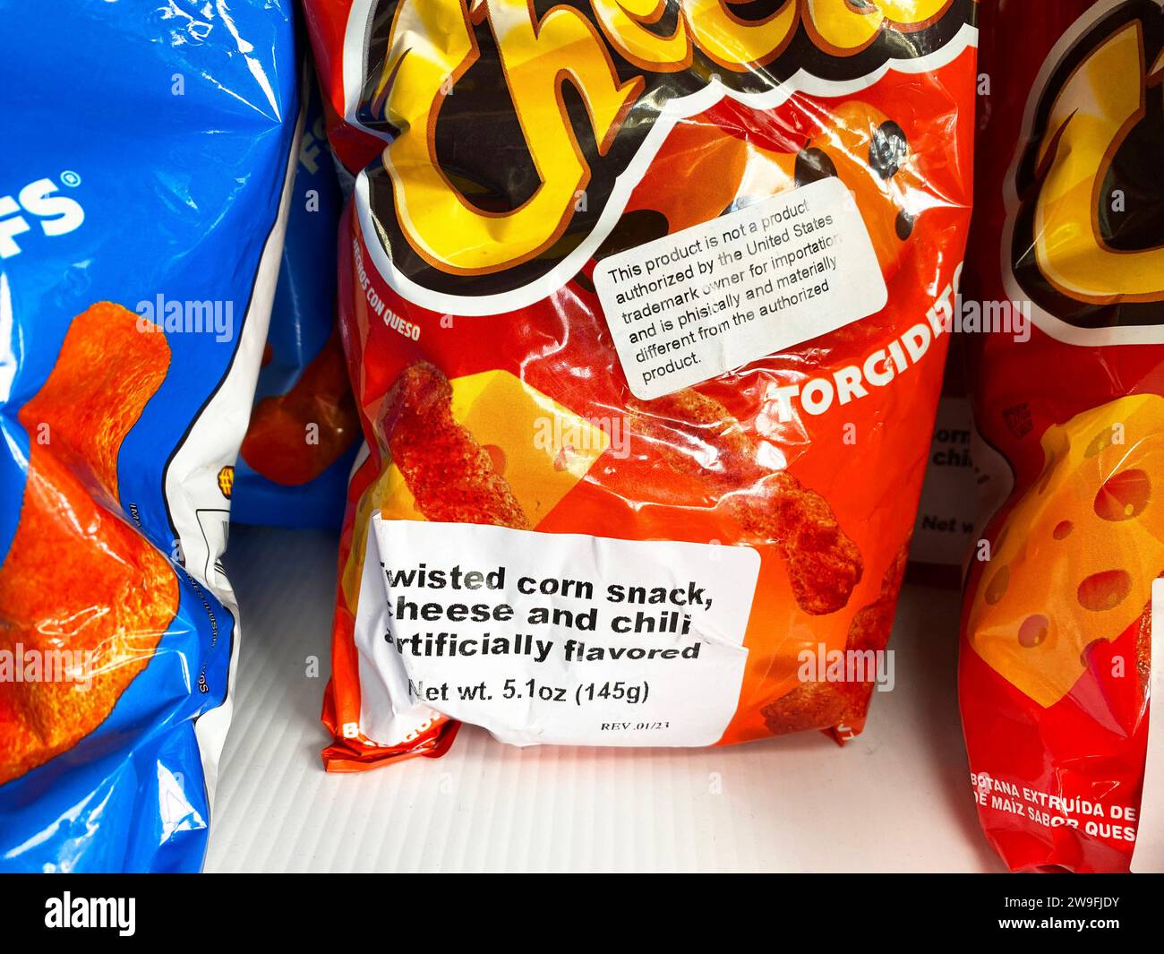 Aus Mexiko importierte Cheetos mit einem Haftungsaufkleber, der besagt, dass das Produkt nicht vom Inhaber der US-Marke für die Einfuhr autorisiert wurde Stockfoto