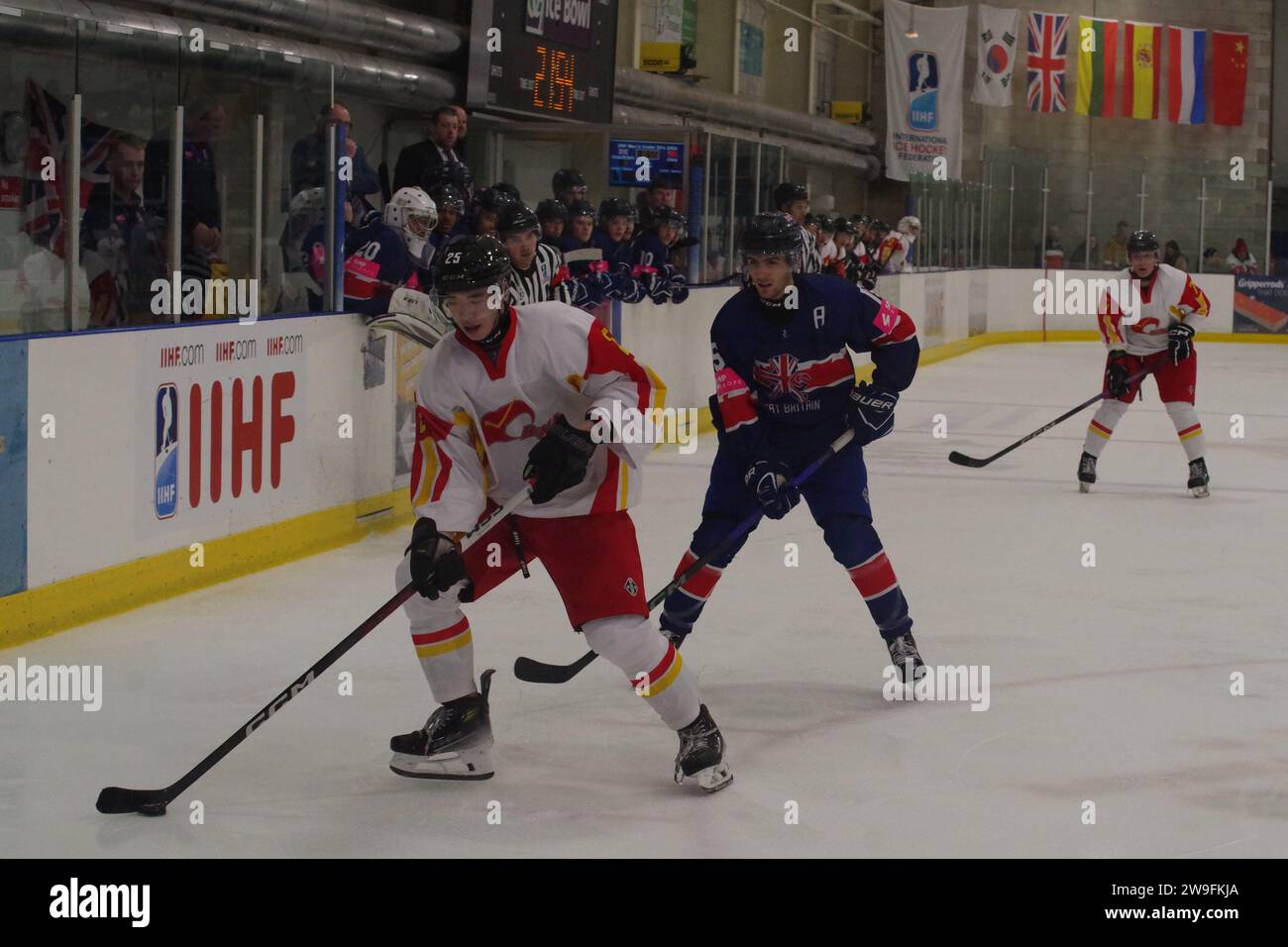 Dumfries, 14. Dezember 2023. Liu Zihao spielte für China und Jack Hopkins spielte für Großbritannien bei einem IIHF Eishockey U20 World Championship 2024, Division II, Gruppe A Spiel im Dumfries Ice Bowl. Quelle: Colin Edwards Stockfoto