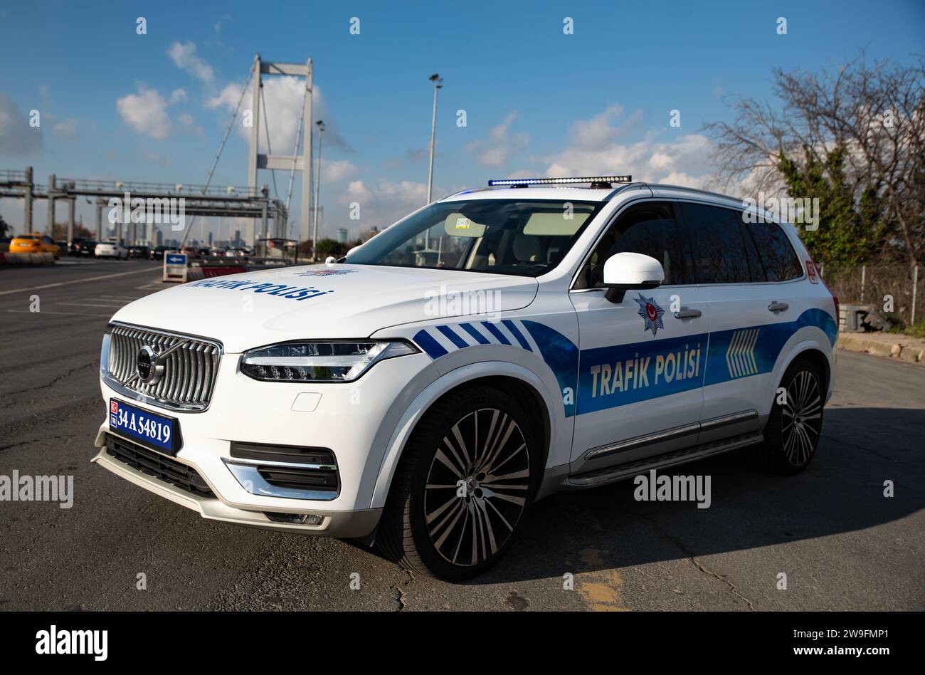 Türkischer Polizeipatrouillenwagen Volvo XC90 auf der Autobahn Polizeikontrolle Istanbul vor Brücke Turkiye 12 27 2023 Stockfoto