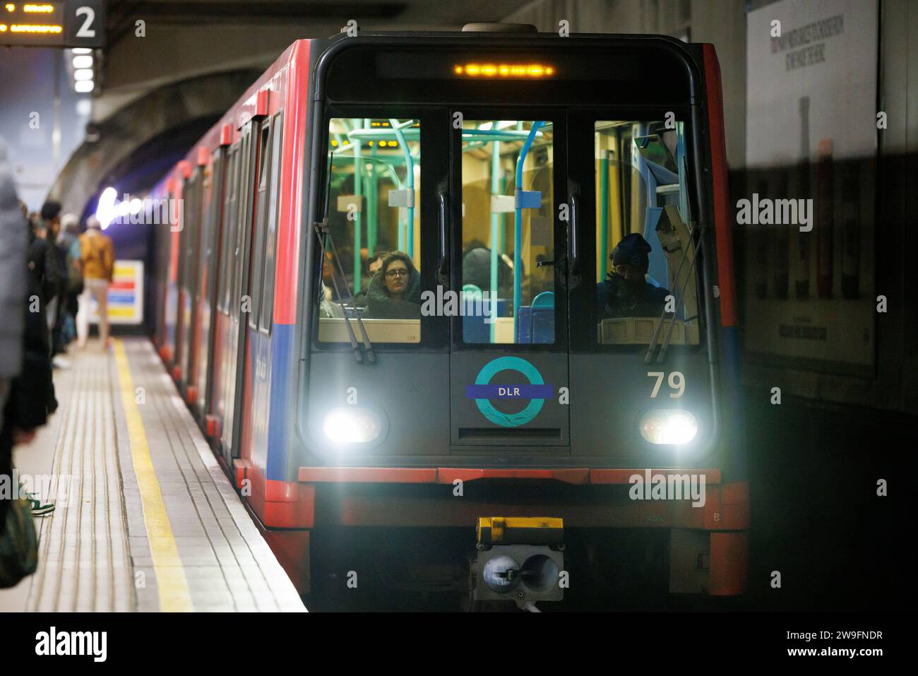 Ein DLR-Zug der Docklands Light Railway fährt über den Nordbahnsteig von Cutty Sark zur Maritime Greenwich Station in Greenwich, South East London. Stockfoto