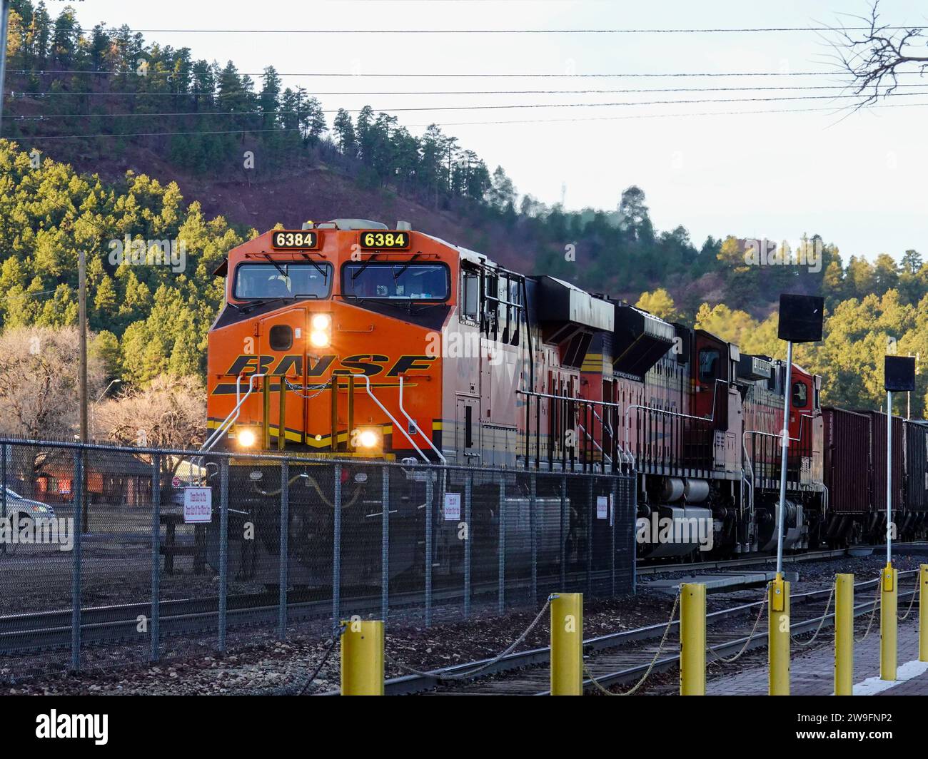 BNSF-Eisenbahnzugmaschine 6384 zieht Güterzug in Williams, Arizona, USA. Stockfoto