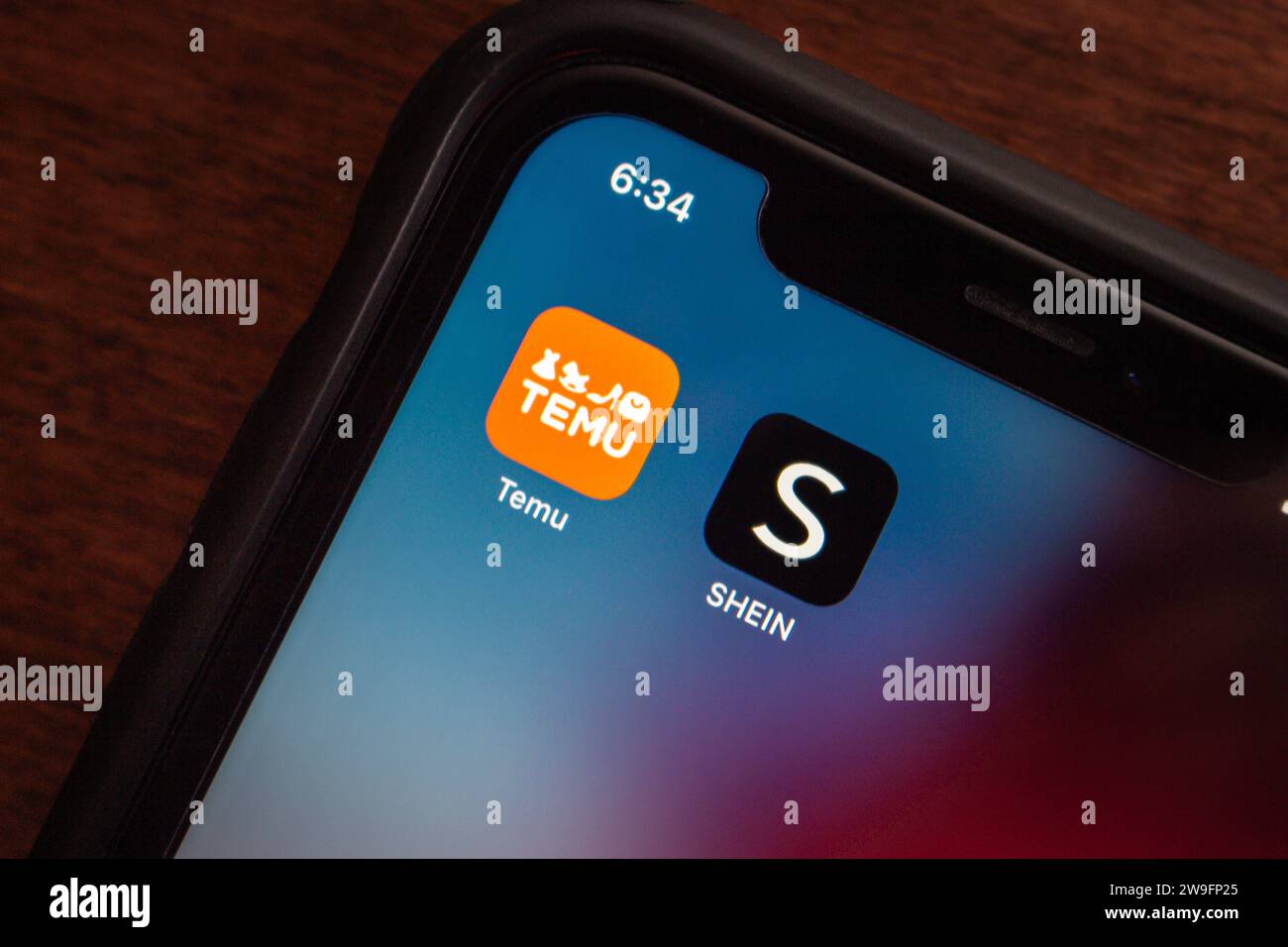 Vancouver, KANADA - 25. Dezember 2023: Temu und Shein App-Ikonen auf einem iPhone. Stockfoto