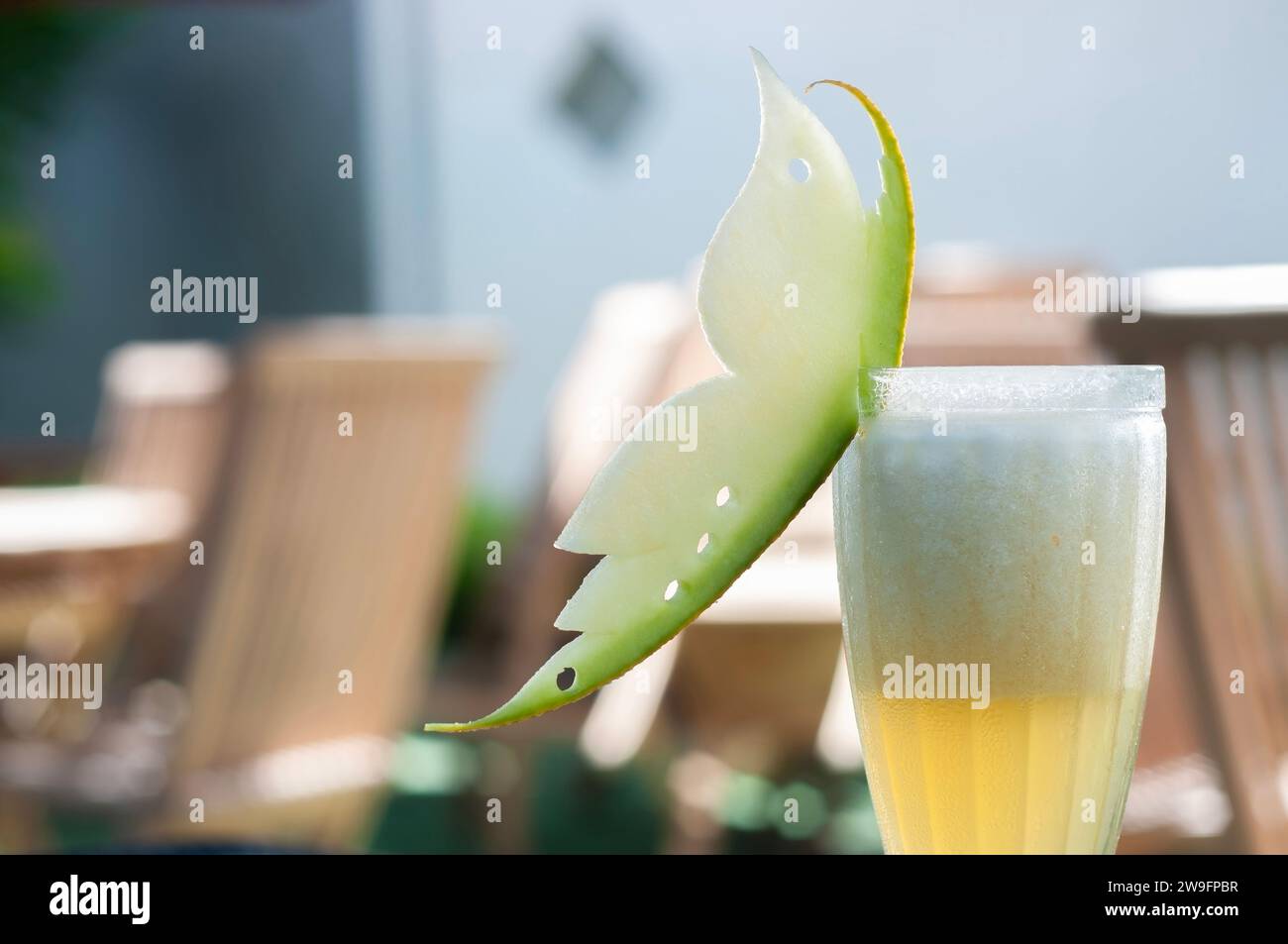 Melonensaftgetränk mit künstlerischer Dekoration auf dem Tisch Stockfoto