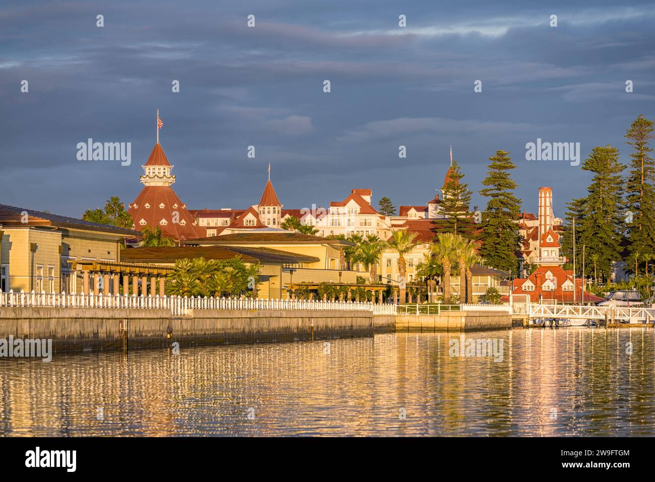 Das Hotel Del Coronado liegt im Hintergrund von Glorietta Bay. Coronado, Kalifornien, USA. Stockfoto