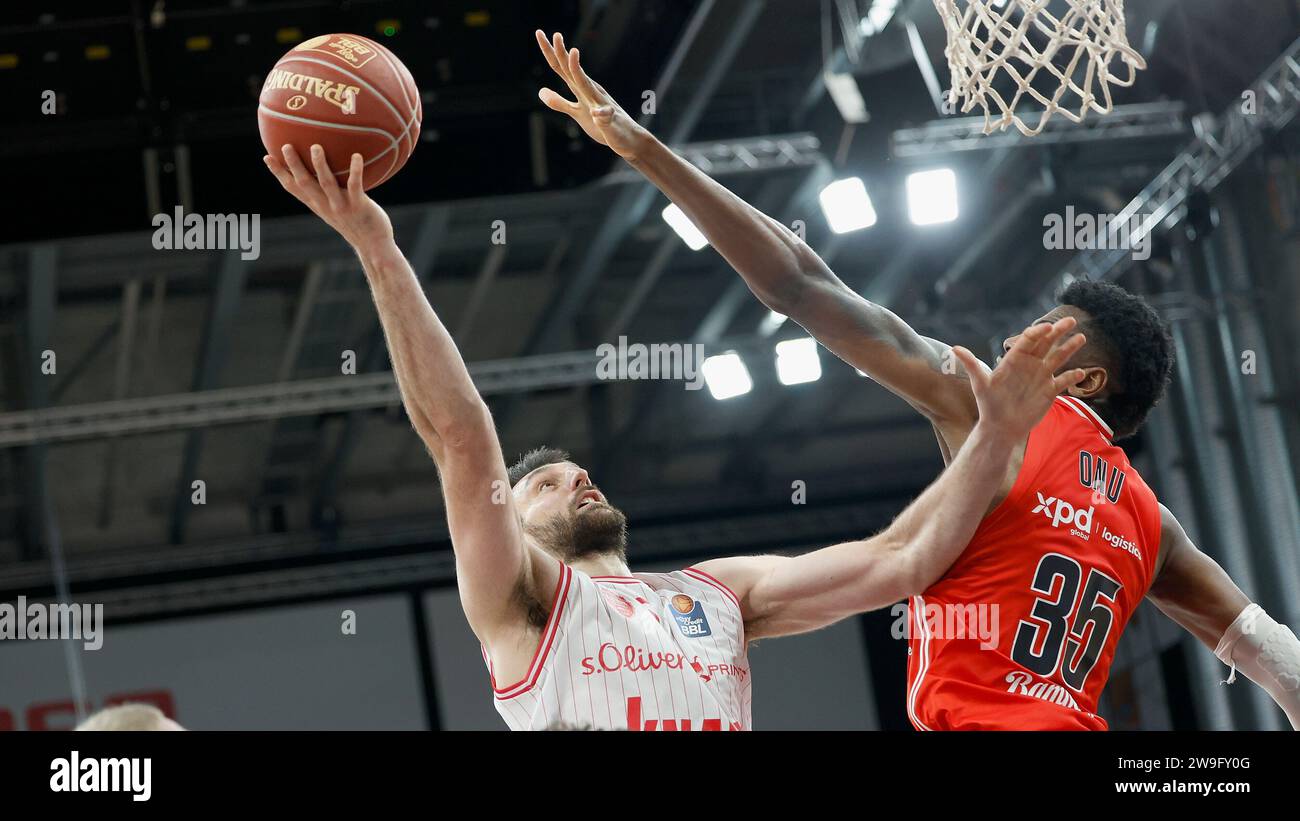 Bamberg, Deutschland. Dezember 2023. Bild: v. l. Owen Klassen (Würzburg Baskets, 5) und Ejiofor ONU (Bamberg Baskets, 35) 27.12.2023, Basketball, BBL, Bamberg Baskets - Würzburg Baskets, GER, Bamberg, Brose Arena. Quelle: dpa/Alamy Live News Stockfoto