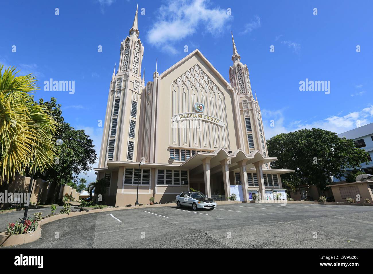 San Pablo, Philippinen. 27. Dezember 2023: Iglesia ni Cristo Gotteshaus ohne Weihnachtsdekoration. Auf den weihnachtsbesessenen Philippinen, wo Stadtzentren und römisch-katholische Kirchen überdekoriert sind, feiern mehr als 4 Millionen christliche Filipinos Weihnachten nicht, einschließlich Jehovas Zeugen, Sieben-Tages-Adventisten, Pfingstler...die Bibelkirche Iglesia ni Cristo schätzt, dass das fest am 25. Dezember gefeiert wurde, Sol Invictus heidnischen Festtag war und nirgendwo in der Bibel steht, dass Jesus Christus an diesem Tag geboren wurde oder dass seine Geburt gedenken sollte.Credit: Kevin Izorce/Alamy Live News Stockfoto