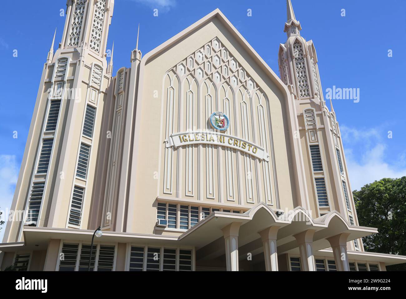 San Pablo, Philippinen. 27. Dezember 2023: Iglesia ni Cristo Gotteshaus ohne Weihnachtsdekoration. Auf den weihnachtsbesessenen Philippinen, wo Stadtzentren und römisch-katholische Kirchen überdekoriert sind, feiern mehr als 4 Millionen christliche Filipinos Weihnachten nicht, einschließlich Jehovas Zeugen, Sieben-Tages-Adventisten, Pfingstler...die Bibelkirche Iglesia ni Cristo schätzt, dass das fest am 25. Dezember gefeiert wurde, Sol Invictus heidnischen Festtag war und nirgendwo in der Bibel steht, dass Jesus Christus an diesem Tag geboren wurde oder dass seine Geburt gedenken sollte.Credit: Kevin Izorce/Alamy Live News Stockfoto