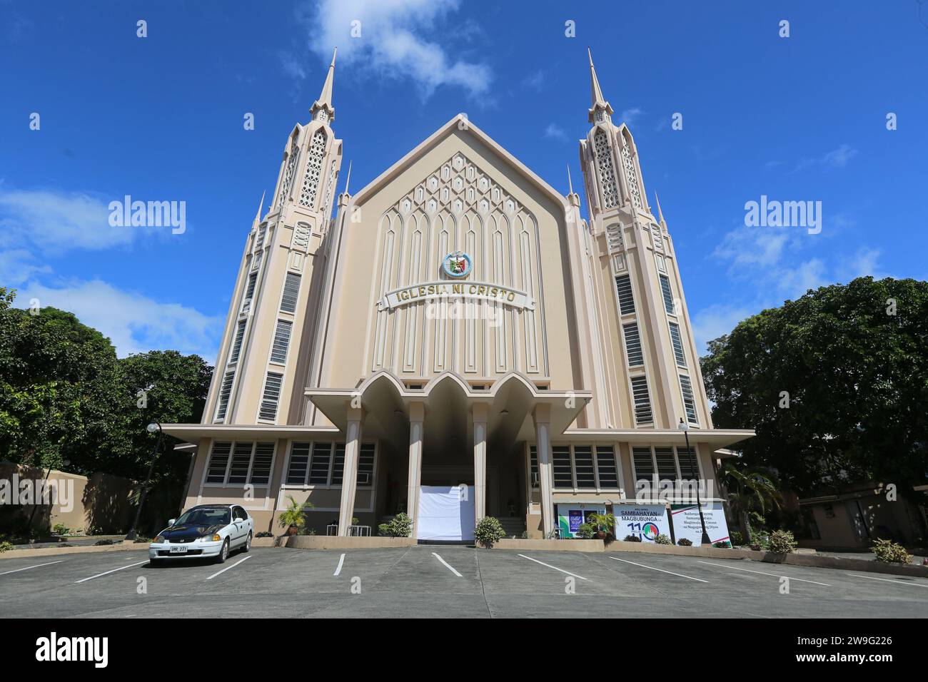 San Pablo, Philippinen. 27. Dezember 2023: Iglesia ni Cristo Gotteshaus ohne Weihnachtsdekoration. Auf den weihnachtsbesessenen Philippinen, wo Stadtzentren und römisch-katholische Kirchen überdekoriert sind, feiern mehr als 4 Millionen christliche Filipinos Weihnachten nicht, einschließlich Jehovas Zeugen, Sieben-Tages-Adventisten, Pfingstler...die Bibelkirche Iglesia ni Cristo schätzt, dass das fest am 25. Dezember gefeiert wurde, Sol Invictus heidnischen Festtag war und nirgendwo in der Bibel steht, dass Jesus Christus an diesem Tag geboren wurde oder dass seine Geburt gedenken sollte.Credit: Kevin Izorce/Alamy Live News Stockfoto