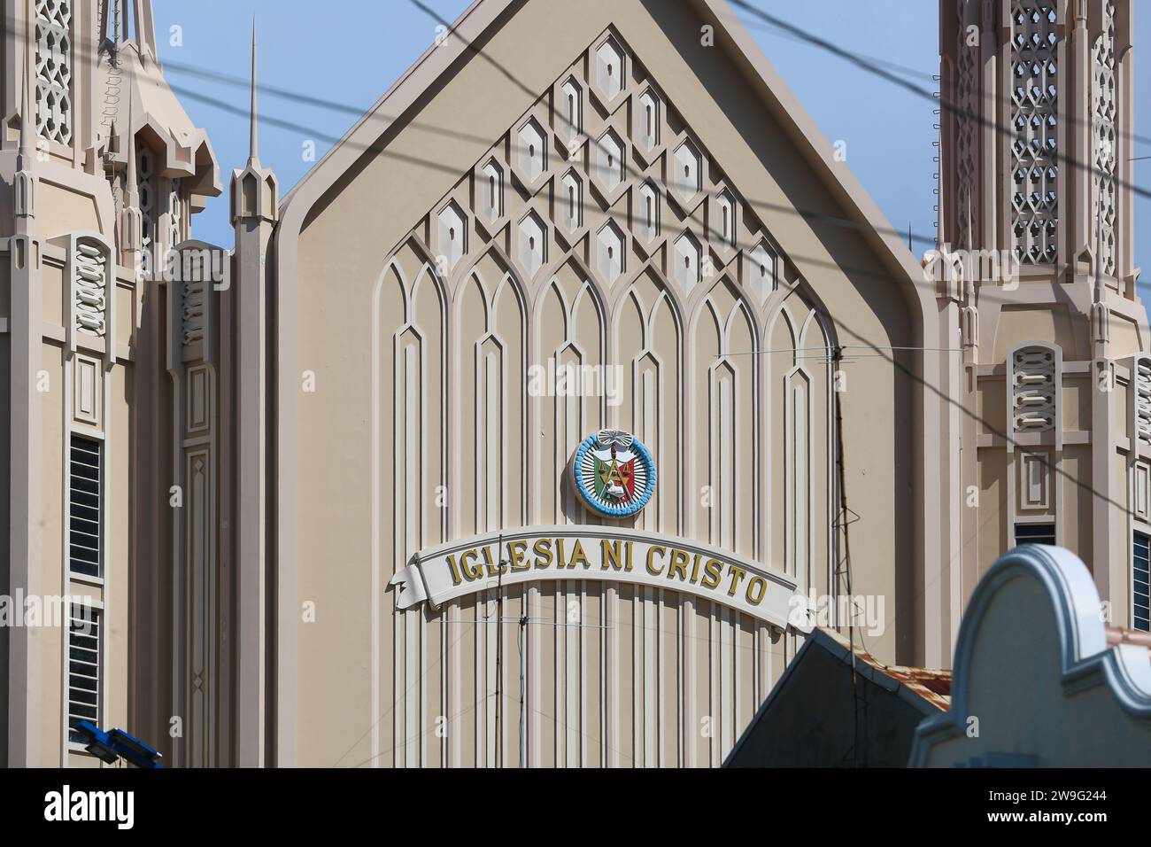 San Pablo, Philippinen. 27. Dezember 2023: Iglesia ni Cristo Gotteshaus ohne Weihnachtsdekoration. Auf den weihnachtsbesessenen Philippinen, wo Stadtzentren und römisch-katholische Kirchen überdekoriert sind, feiern mehr als 4 Millionen christliche Filipinos Weihnachten nicht, einschließlich Jehovas Zeugen, Sieben-Tages-Adventisten, Pfingstler...die Bibelkirche Iglesia ni Cristo schätzt, dass das fest am 25. Dezember gefeiert wurde, Sol Invictus heidnischen Festtag war und nirgendwo in der Bibel steht, dass Jesus Christus an diesem Tag geboren wurde oder dass seine Geburt gedenken sollte.Credit: Kevin Izorce/Alamy Live News Stockfoto