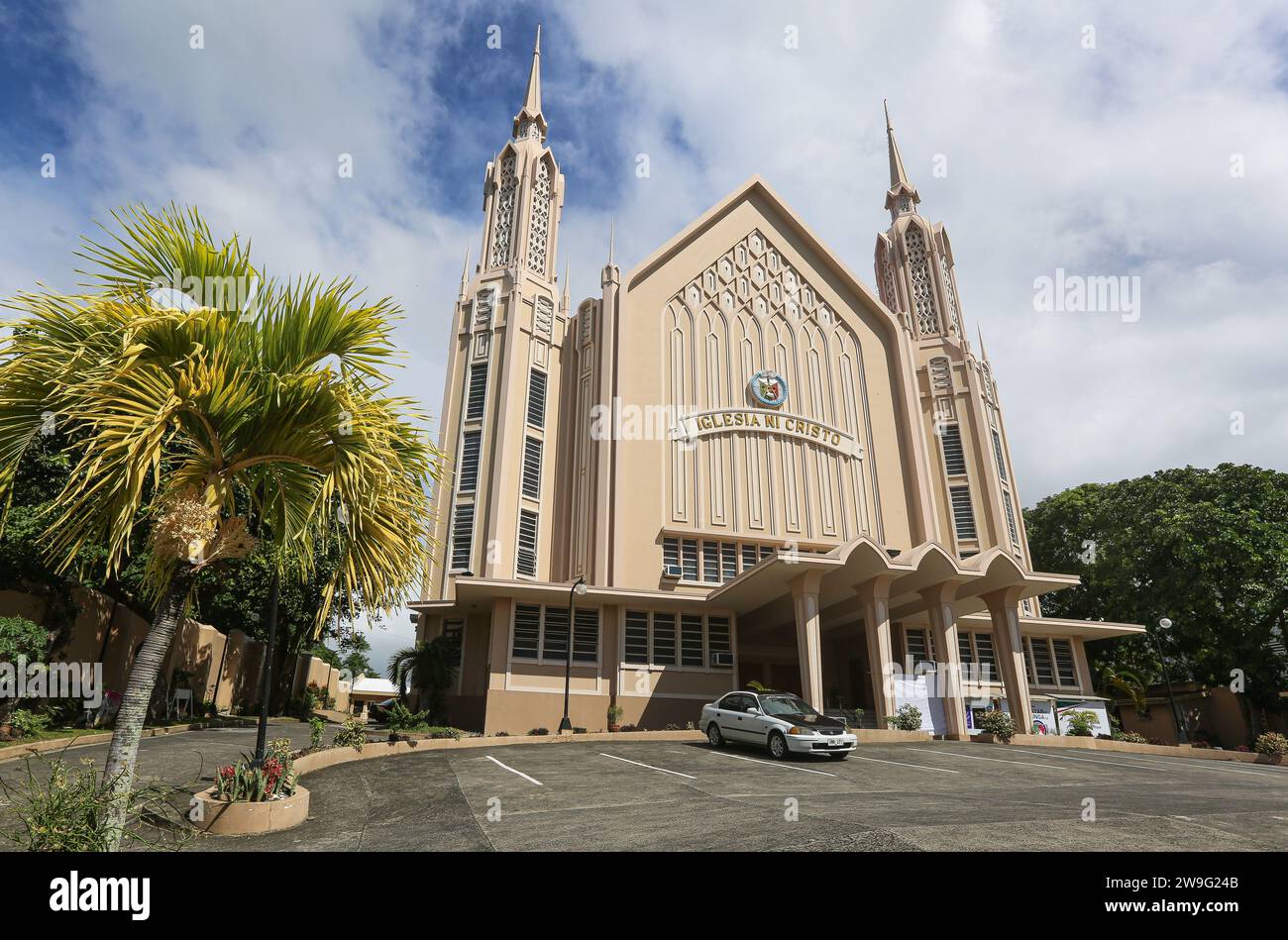 San Pablo, Philippinen. 27. Dezember 2023: Iglesia ni Cristo Gotteshaus ohne Weihnachtsdekoration. Auf den weihnachtsbesessenen Philippinen, wo Stadtzentren und römisch-katholische Kirchen überdekoriert sind, feiern mehr als 4 Millionen christliche Filipinos Weihnachten nicht, einschließlich Jehovas Zeugen, Sieben-Tages-Adventisten, Pfingstler...die Bibelkirche Iglesia ni Cristo schätzt, dass das fest am 25. Dezember gefeiert wurde, Sol Invictus heidnischen Festtag war und nirgendwo in der Bibel steht, dass Jesus Christus an diesem Tag geboren wurde oder dass seine Geburt gedenken sollte.Credit: Kevin Izorce/Alamy Live News Stockfoto