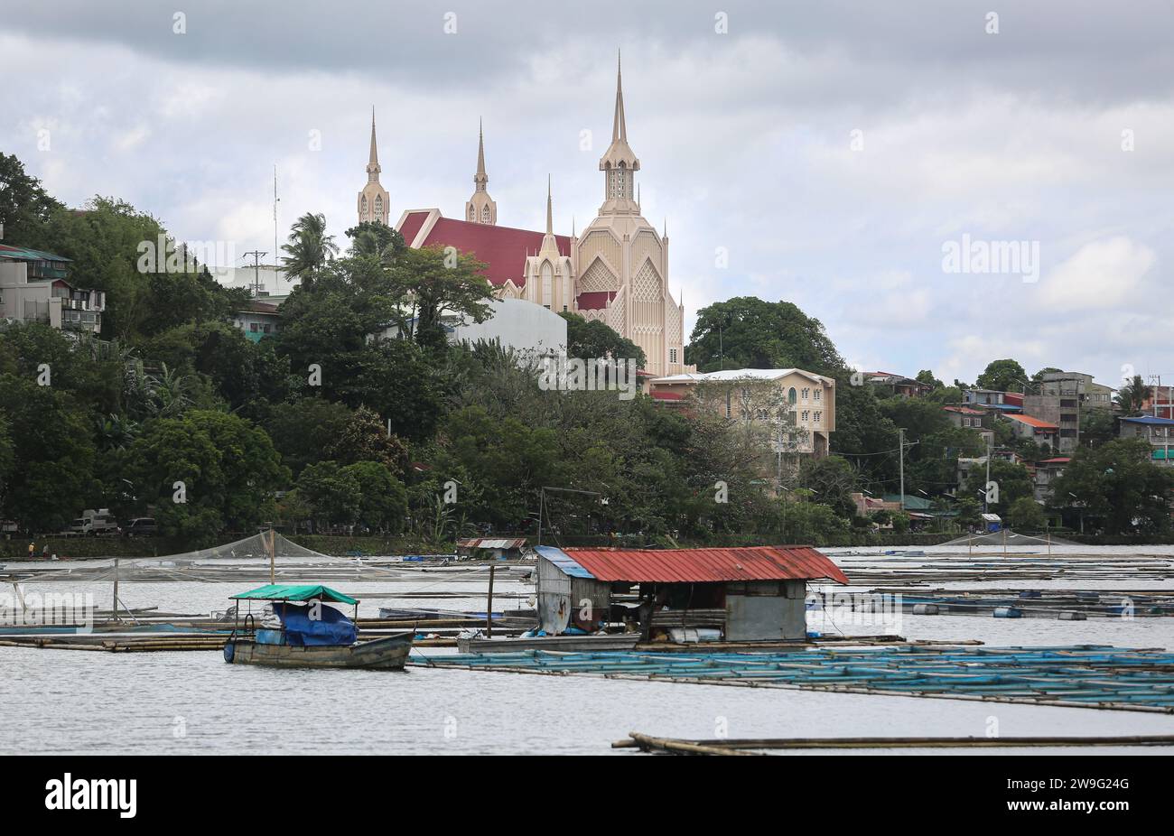 San Pablo, Philippinen. 27. Dezember 2023: Iglesia ni Cristo Gotteshaus, Sampaloc See. In den weihnachtsbesessenen Philippinen, in denen Stadtzentren und römisch-katholische Kirchen überdekoriert sind, feiern mehr als 4 Millionen christliche Filipinos Weihnachten nicht inkl. Zeugen Jehovas, Sieben-Tage-Adventisten, Pfingstler... Die Bibelkirche Iglesia ni Cristo schätzt, dass das fest, das am 25. Dezember gefeiert wurde, Mithras Cult Sol Invictus heidnische Festmahl war und nirgendwo in der Bibel steht, dass Jesus Christus an diesem Tag geboren wurde oder dass seine Geburt gedenken sollte.Credit: Kevin Izorce/Alamy Live News Stockfoto