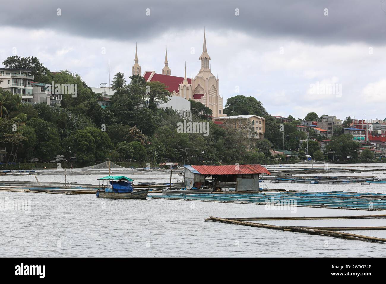 San Pablo, Philippinen. 27. Dezember 2023: Iglesia ni Cristo Gotteshaus, Sampaloc See. In den weihnachtsbesessenen Philippinen, in denen Stadtzentren und römisch-katholische Kirchen überdekoriert sind, feiern mehr als 4 Millionen christliche Filipinos Weihnachten nicht inkl. Zeugen Jehovas, Sieben-Tage-Adventisten, Pfingstler... Die Bibelkirche Iglesia ni Cristo schätzt, dass das fest, das am 25. Dezember gefeiert wurde, Mithras Cult Sol Invictus heidnische Festmahl war und nirgendwo in der Bibel steht, dass Jesus Christus an diesem Tag geboren wurde oder dass seine Geburt gedenken sollte.Credit: Kevin Izorce/Alamy Live News Stockfoto