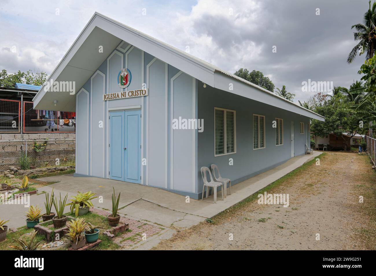 San Pablo, Philippinen. 27. Dezember 2023: Iglesia ni Cristo Small Locale ohne Weihnachtsdekoration. Auf den weihnachtsbesessenen Philippinen, wo Stadtzentren und römisch-katholische Kirchen überdekoriert sind, feiern mehr als 4 Millionen christliche Filipinos Weihnachten nicht, einschließlich Jehovas Zeugen, Sieben-Tages-Adventisten, Pfingstler...die Bibelkirche Iglesia ni Cristo schätzt, dass das fest am 25. Dezember gefeiert wurde, Sol Invictus heidnischen Festtag war und nirgendwo in der Bibel steht, dass Jesus Christus an diesem Tag geboren wurde oder dass seine Geburt gedenken sollte.Credit: Kevin Izorce/Alamy Live News Stockfoto