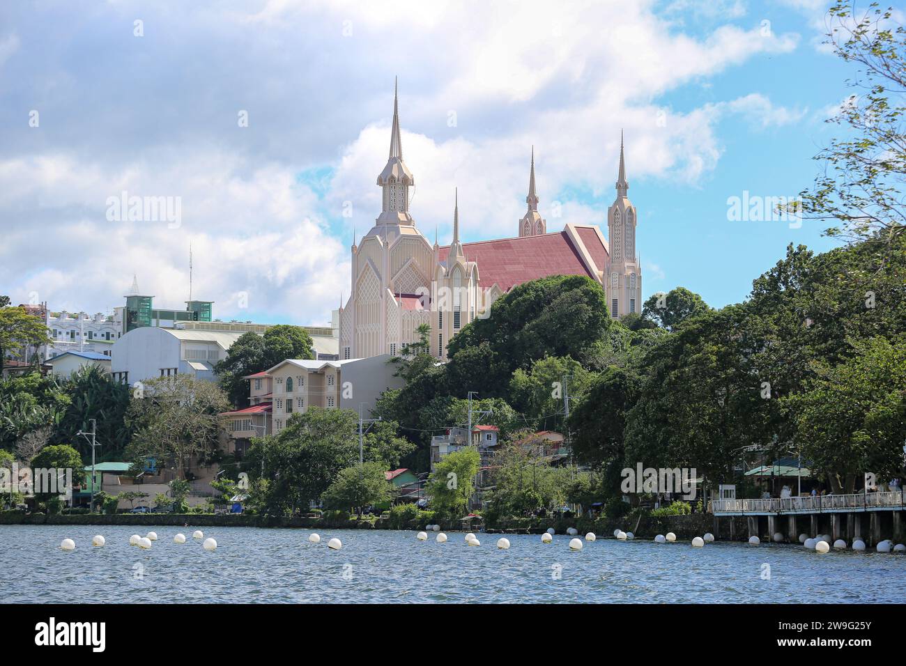 San Pablo, Philippinen. 27. Dezember 2023: Iglesia ni Cristo Gotteshaus, Sampaloc See. In den weihnachtsbesessenen Philippinen, in denen Stadtzentren und römisch-katholische Kirchen überdekoriert sind, feiern mehr als 4 Millionen christliche Filipinos Weihnachten nicht inkl. Zeugen Jehovas, Sieben-Tage-Adventisten, Pfingstler... Die Bibelkirche Iglesia ni Cristo schätzt, dass das fest, das am 25. Dezember gefeiert wurde, Mithras Cult Sol Invictus heidnische Festmahl war und nirgendwo in der Bibel steht, dass Jesus Christus an diesem Tag geboren wurde oder dass seine Geburt gedenken sollte.Credit: Kevin Izorce/Alamy Live News Stockfoto